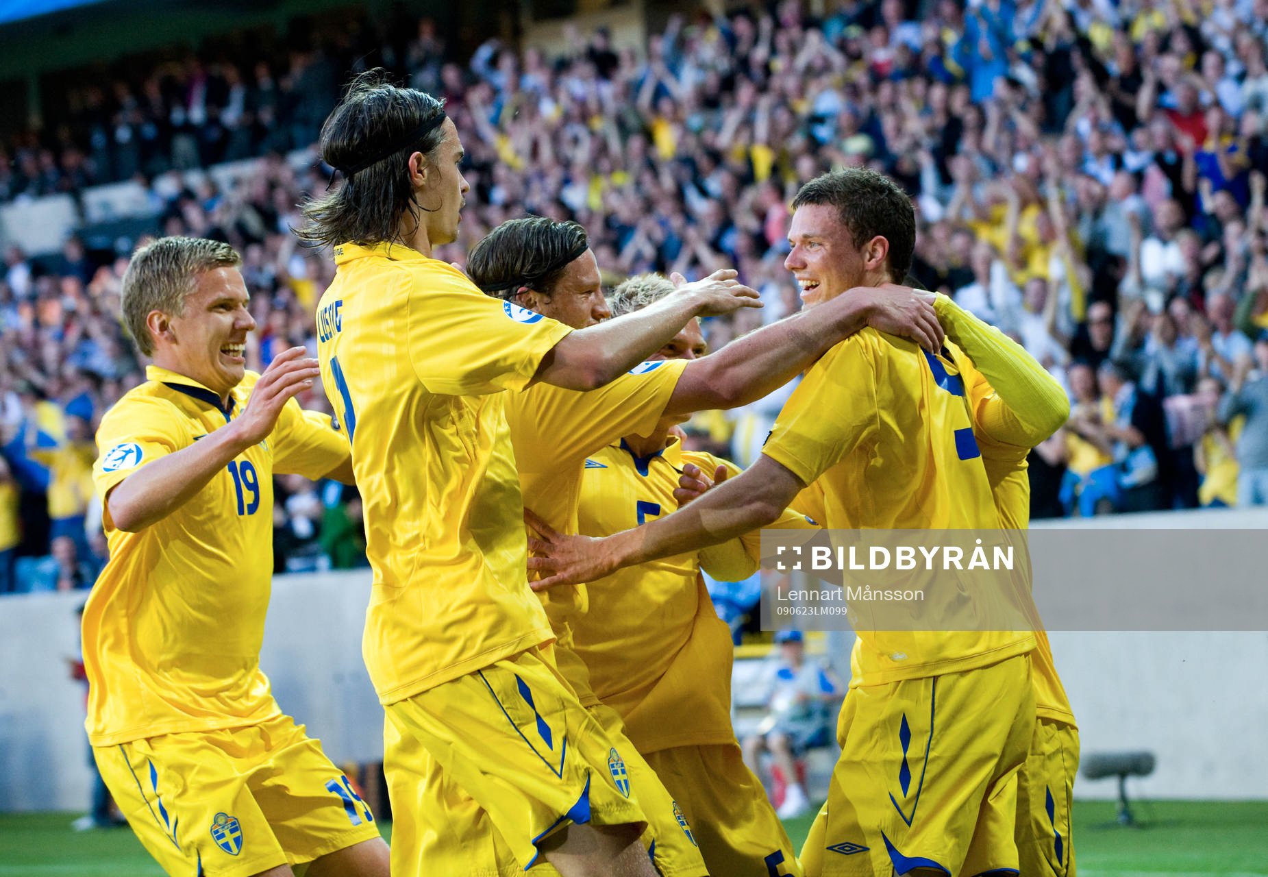 1-0 Marcus Berg, som grattas av Pontus Wernbloom, Mikael