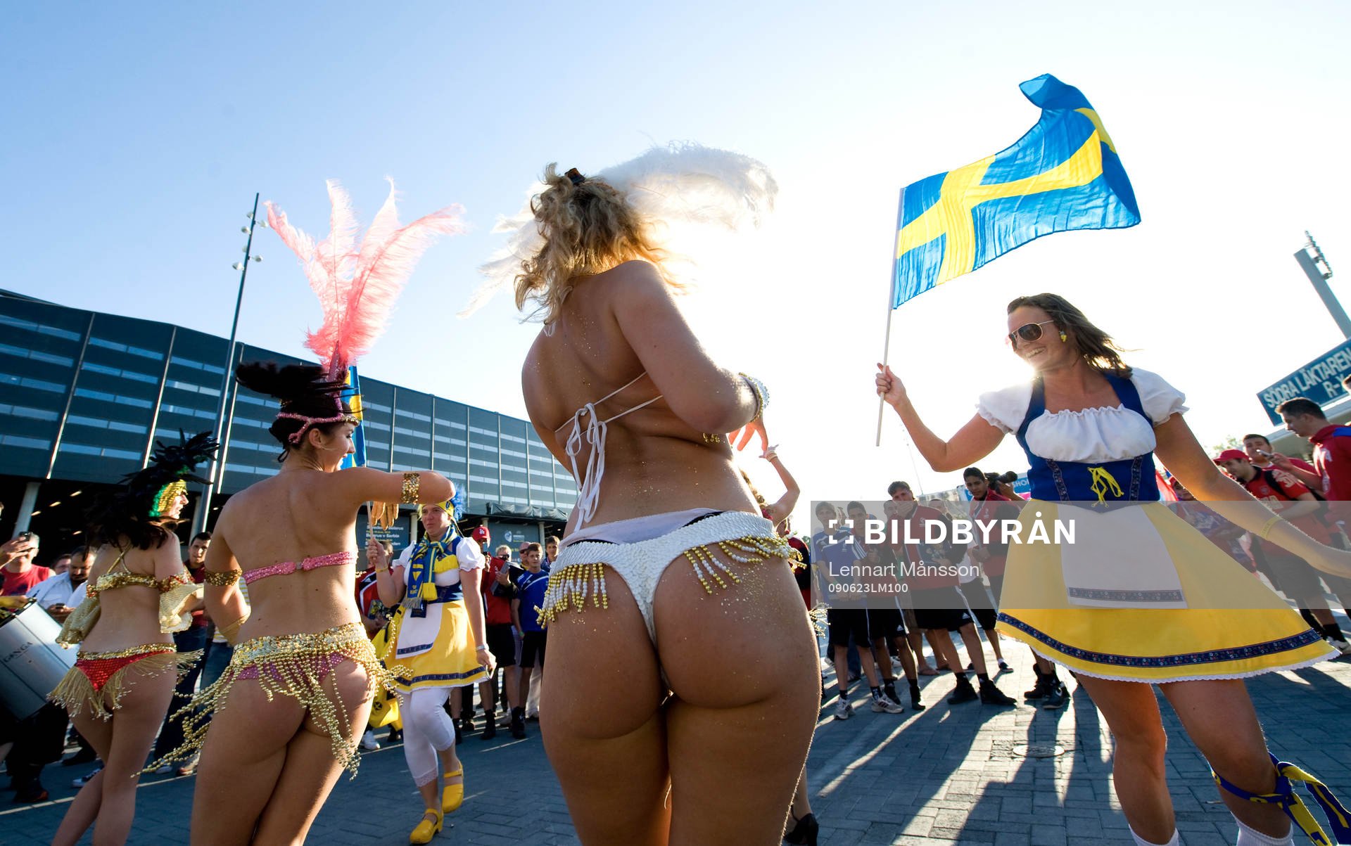 Fest utanför arenan, folkdansare och samba-dansare