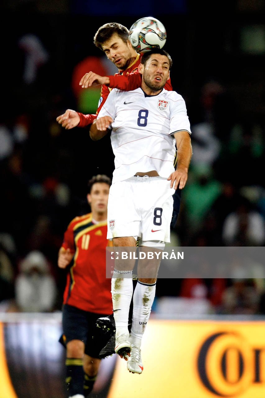 Clint Dempsey, USA och Gerard Pique, Spanien, nickduell