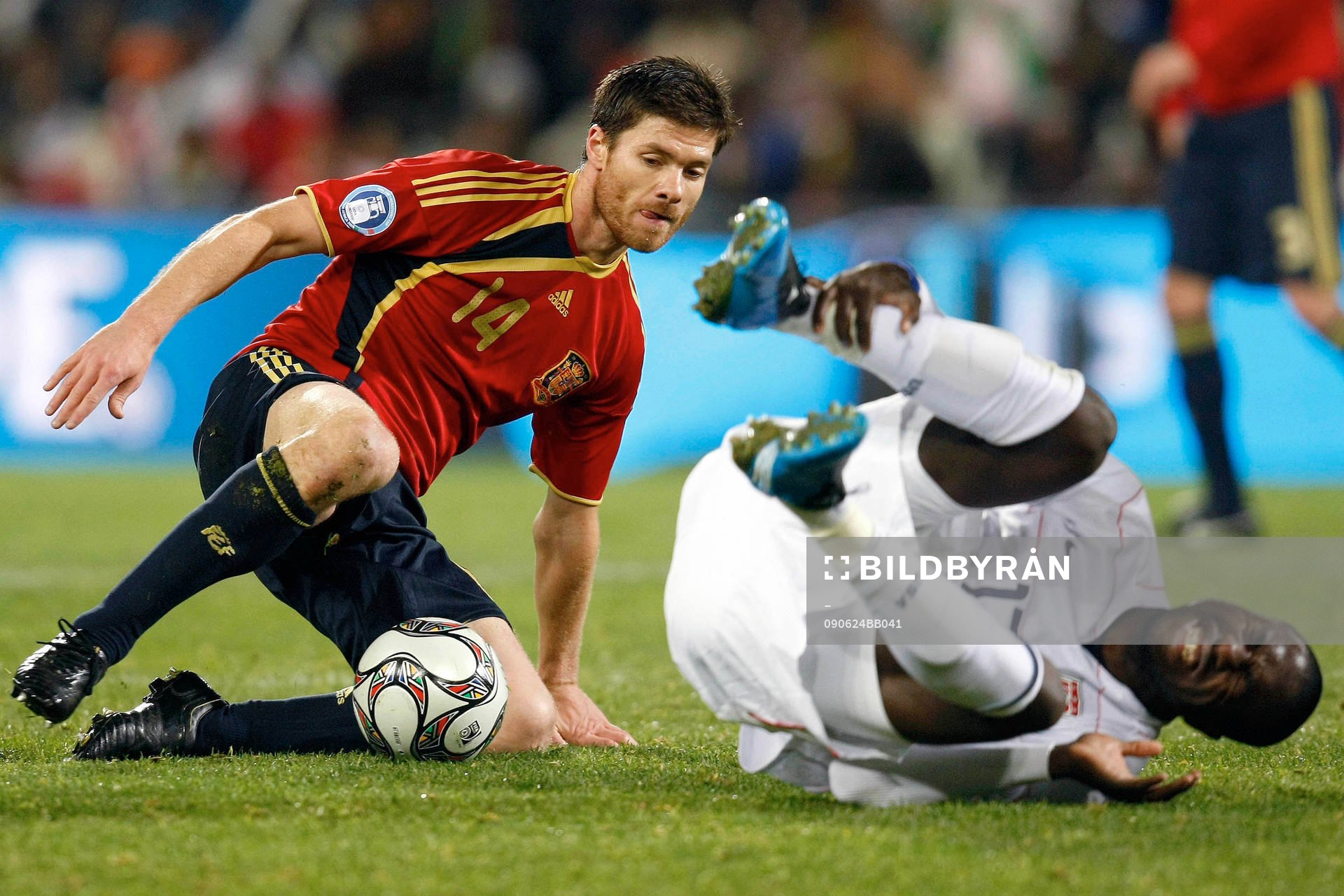 Xabi Alonso, Spanien fick Jozy Altidore, USA, på fall