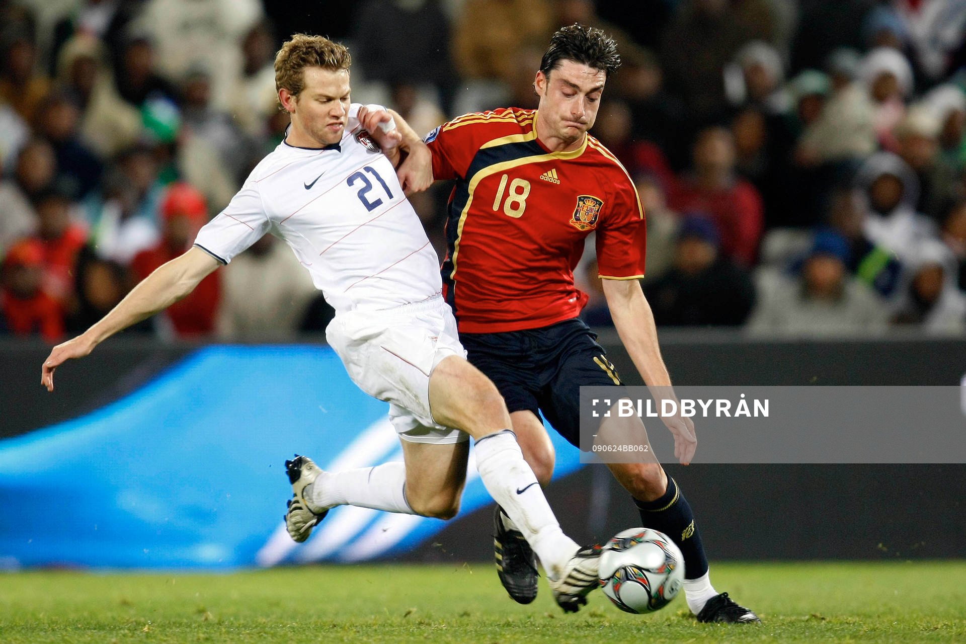 Jonathan Spector, USA och Albert Riera, Spanien, närkamp