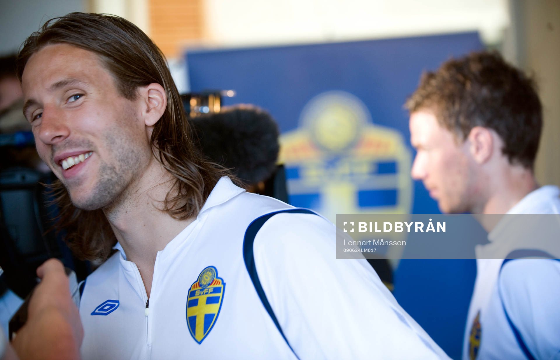Mattias Bjärsmyr framför Marcus Berg