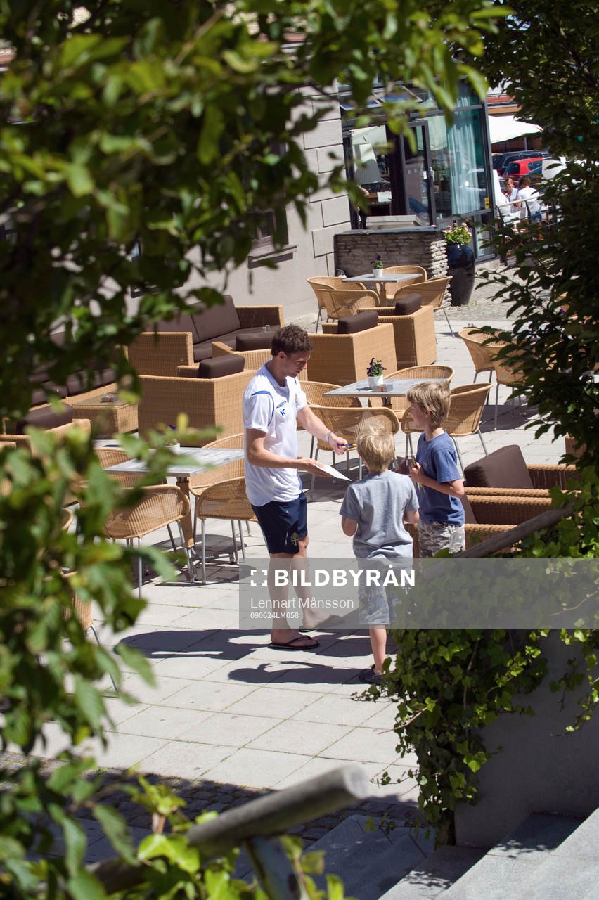 Marcus Berg skriver autograf