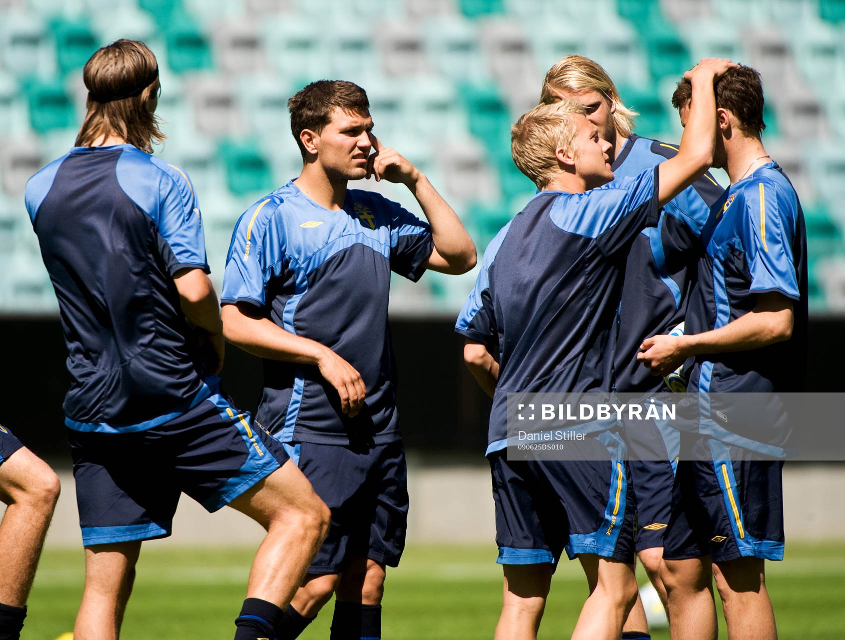  Labonot Harbuzi och Emil Johansson spanar in Marcus Berg och hans blessyrer.