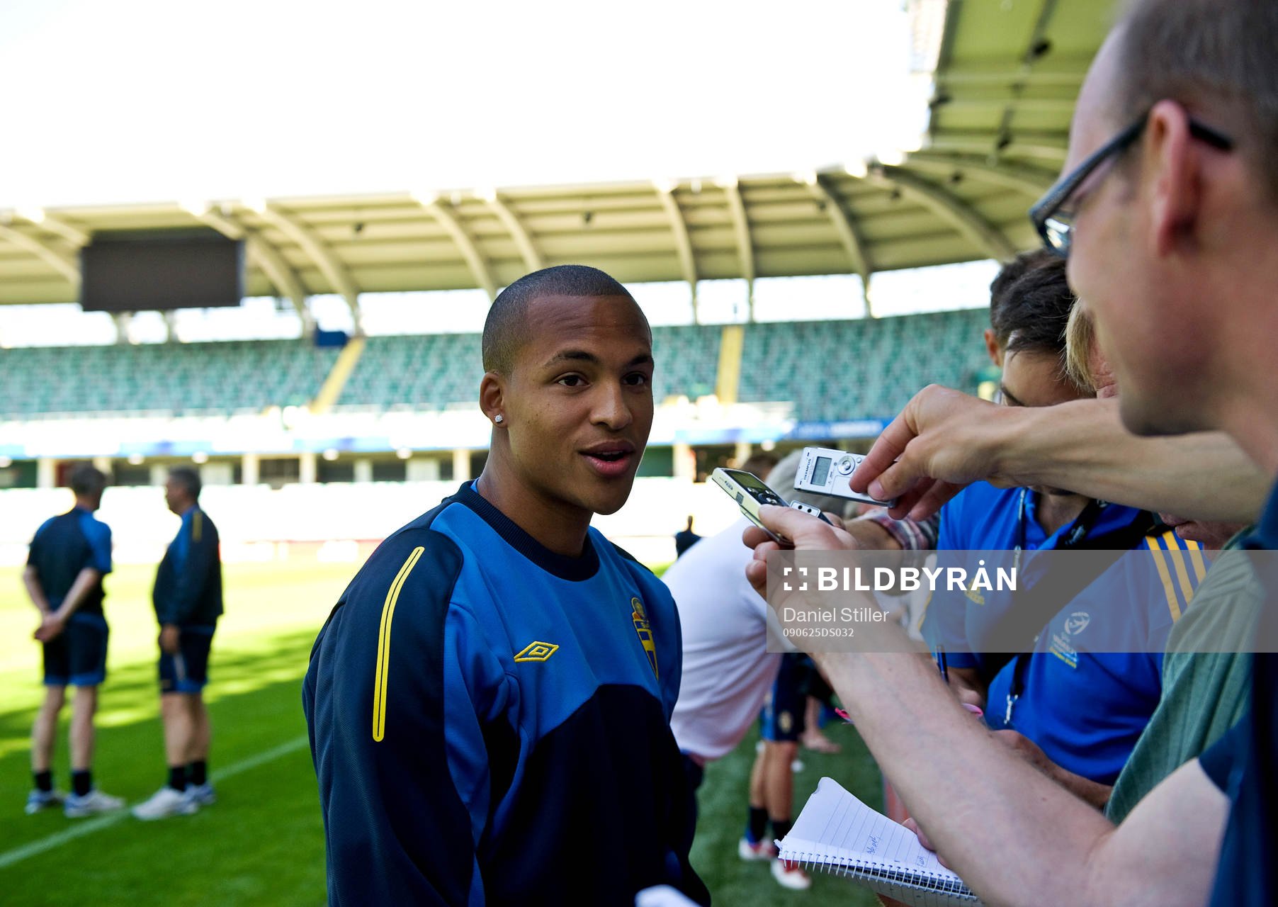 Martin Olsson pratar med media
