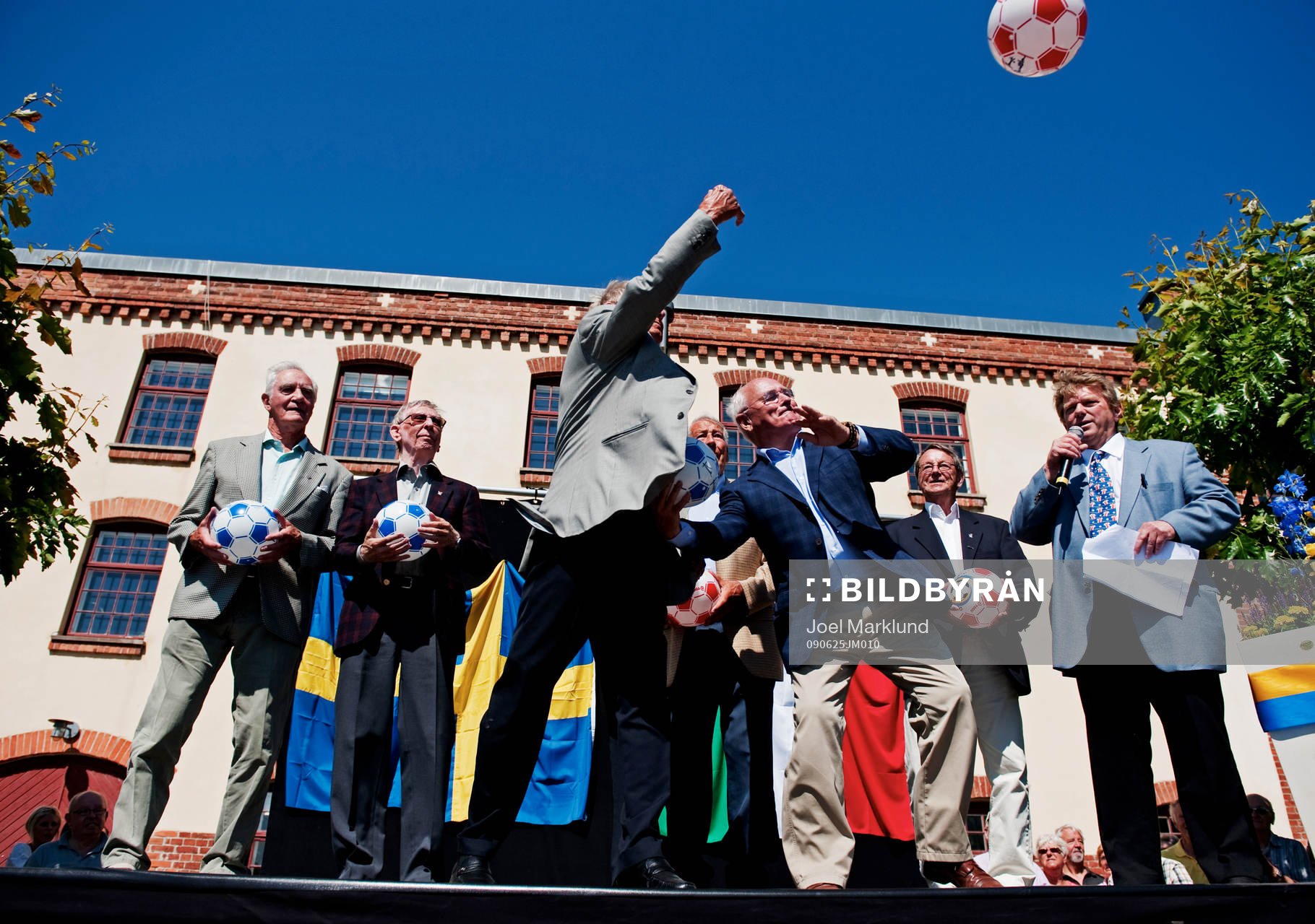 Spelare ur VM-laget 1958 kastar ut bollar till publiken