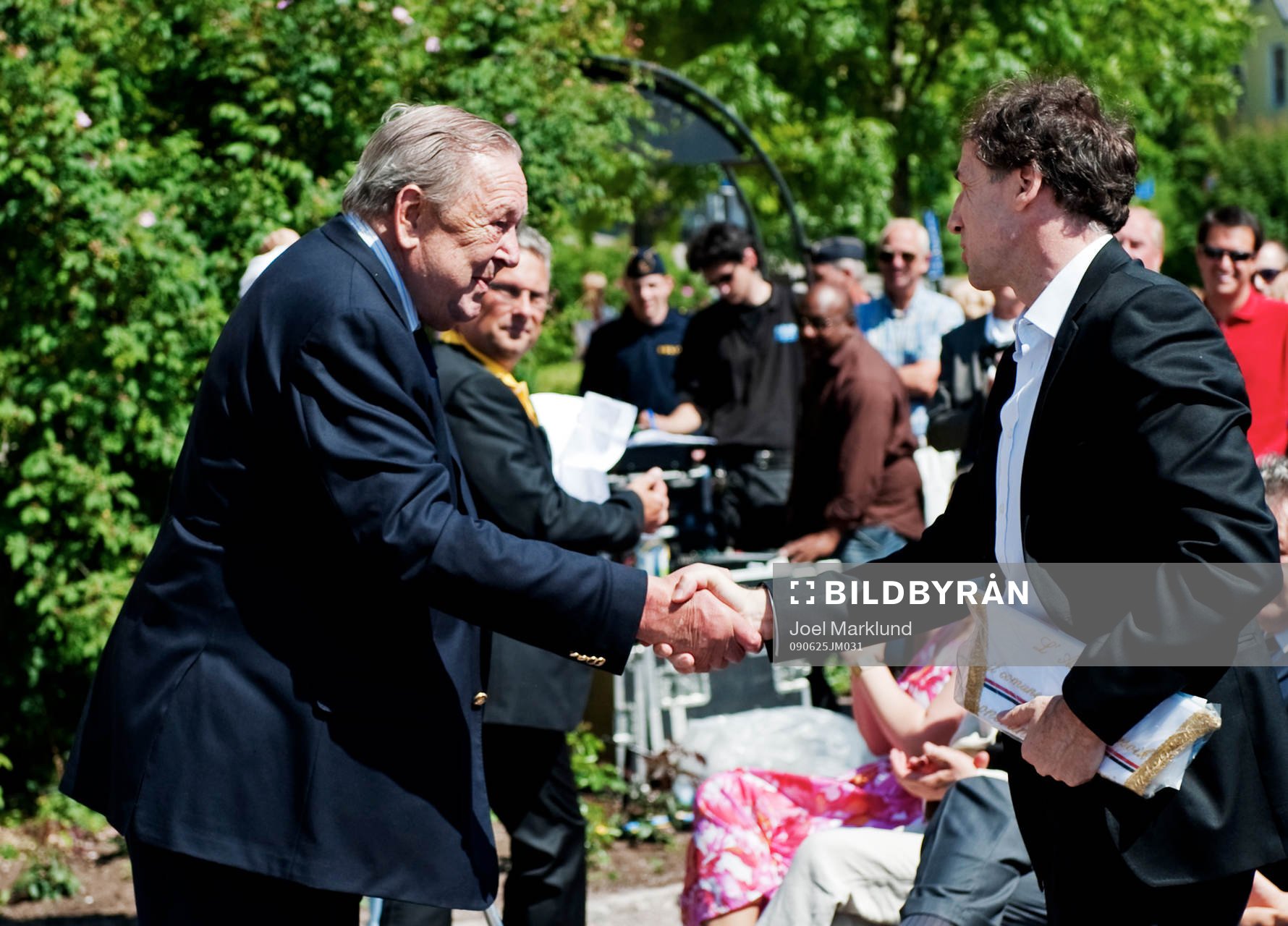 Lennart Johansson hälsar på Franco Baresi