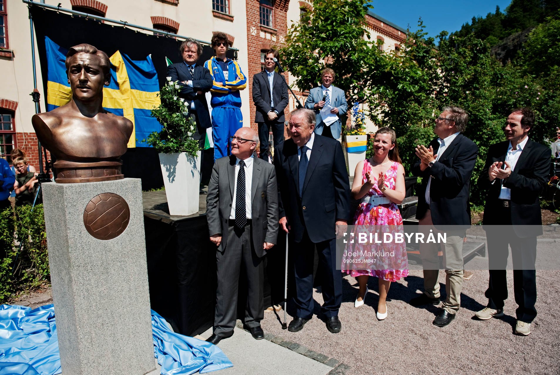Carlo Liedholm drar av skynket på statyetten