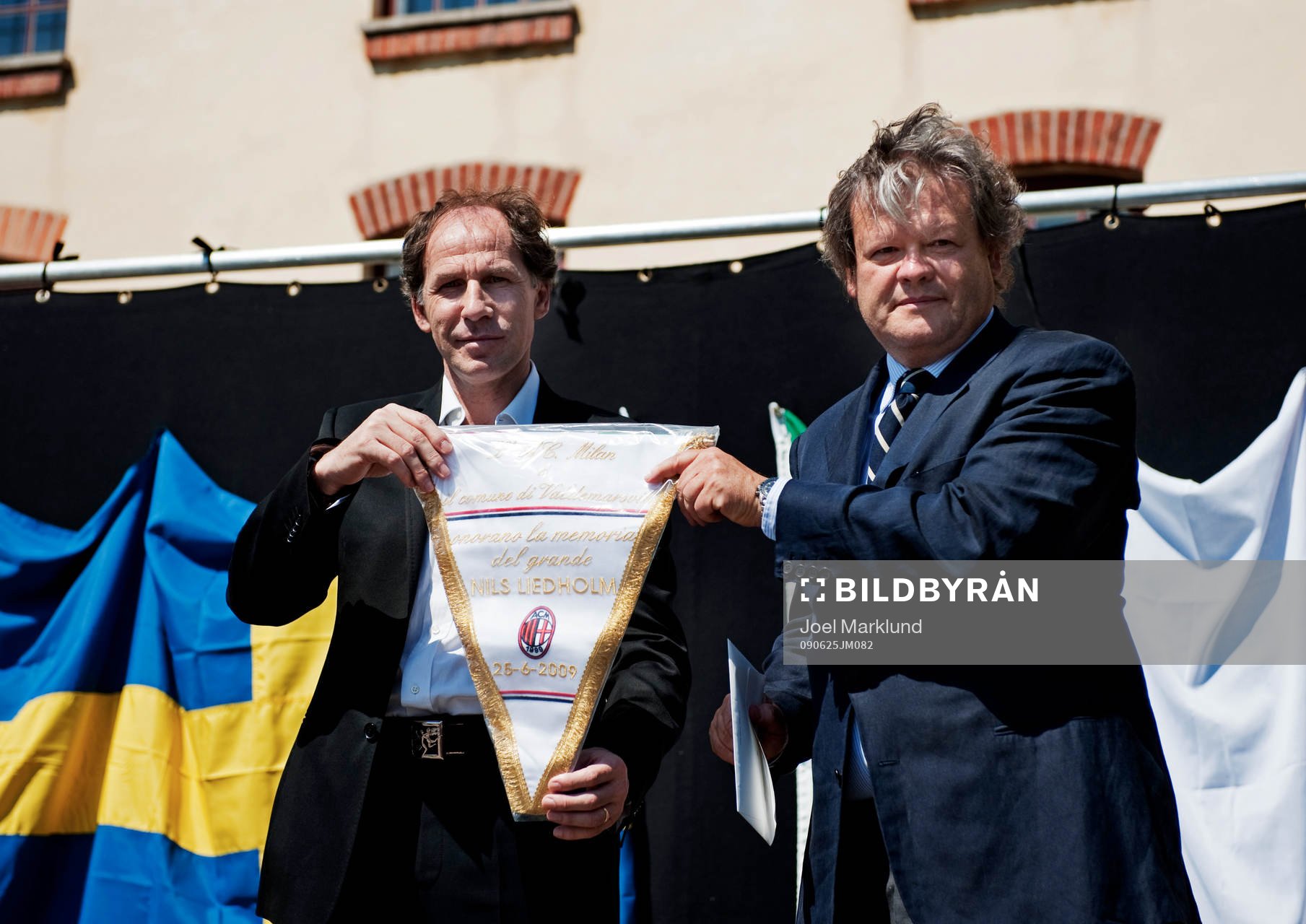 Franco Baresi och Carlo Liedholm håller upp en vimpel