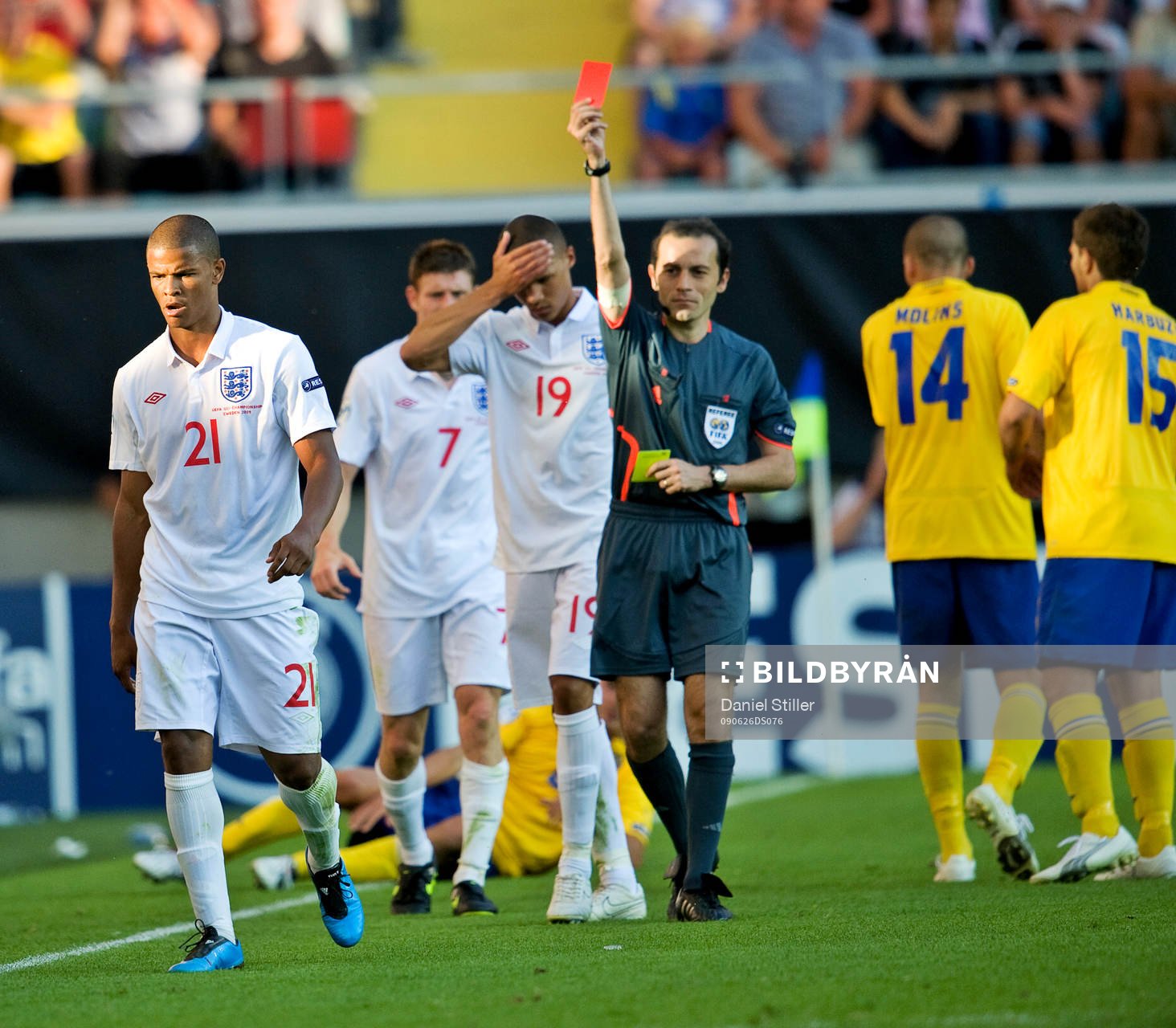 Fraizer Campbell, England, får rött kort. Domare,