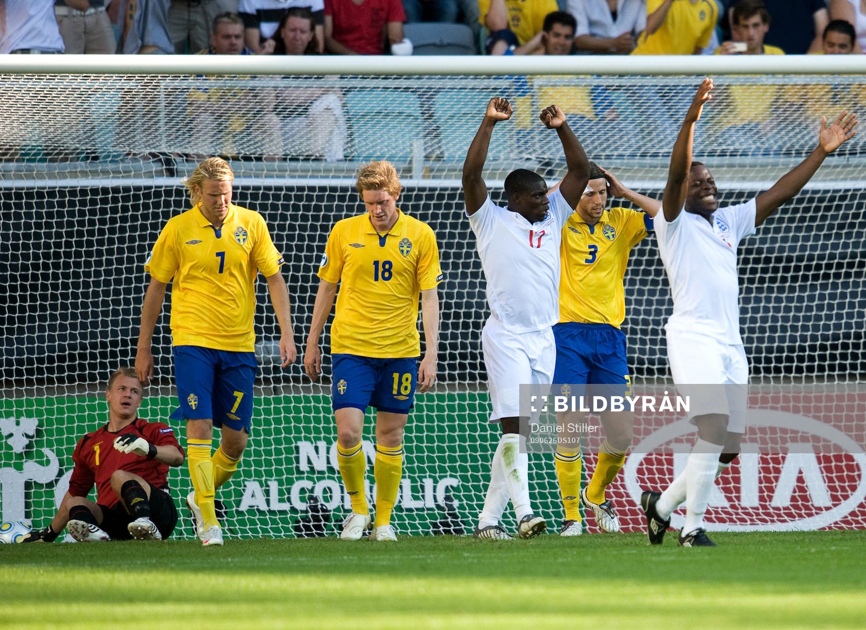Mattias Bjärsmyr, Sverige, gör självmål. 3-0 till