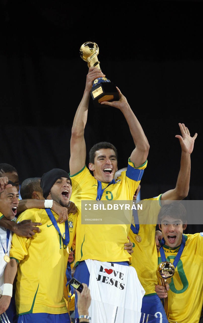 Daniel Alves, Brasilien höjer pokalen, glädje, jubel,