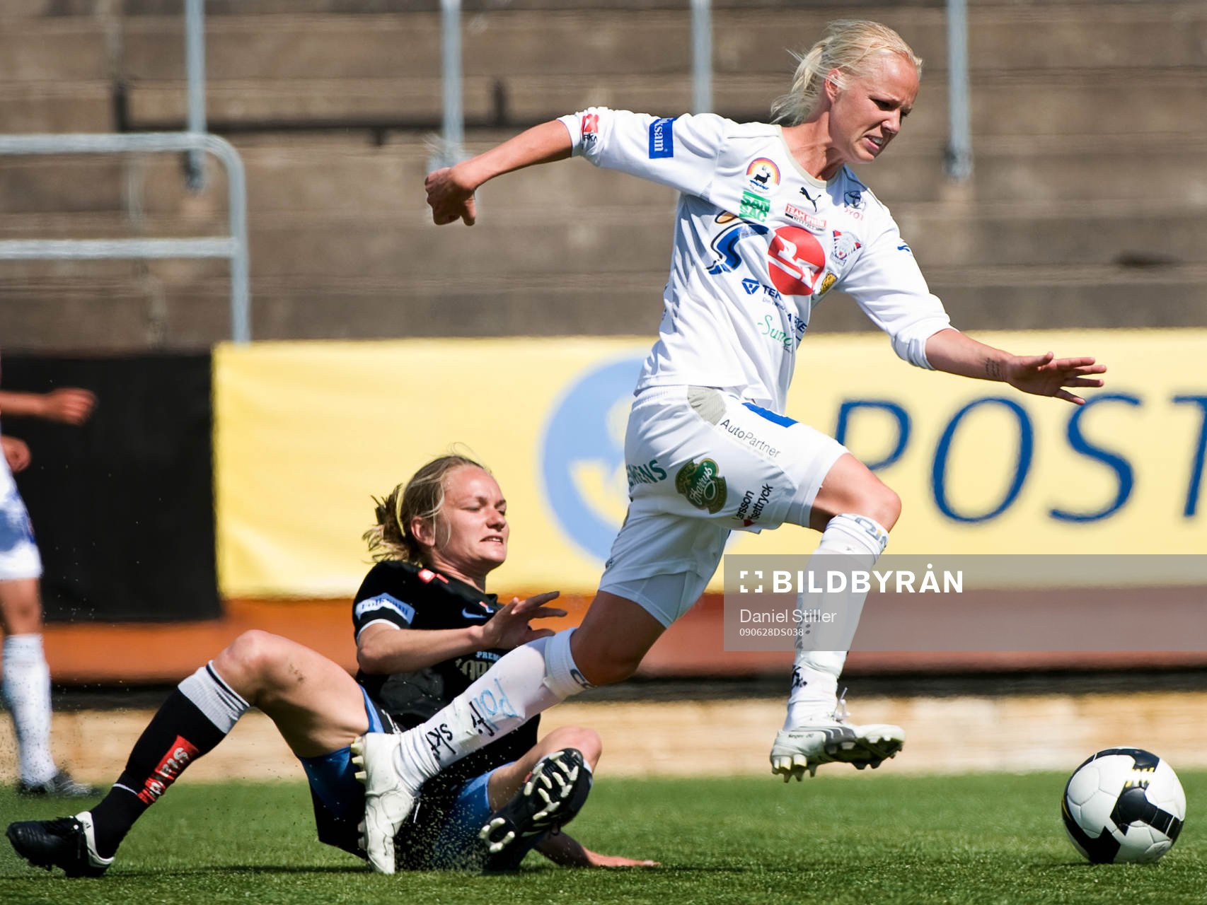  Caroline Seger, Linköping, springer ifrån Stina Segerström, Göteborg