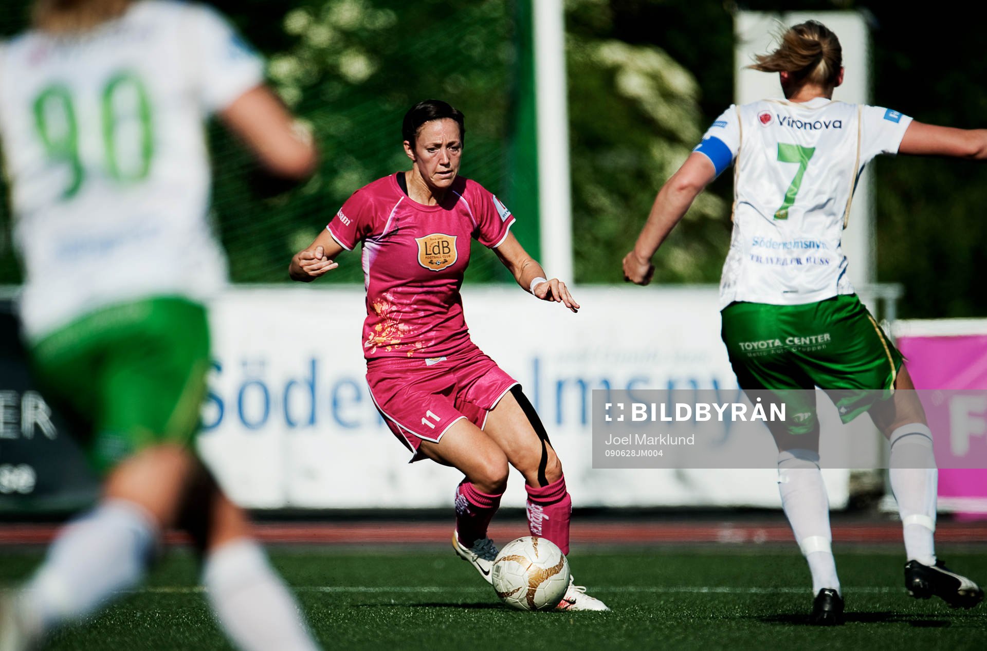 Therese Sjögran, Malmö, dribblar sig fram