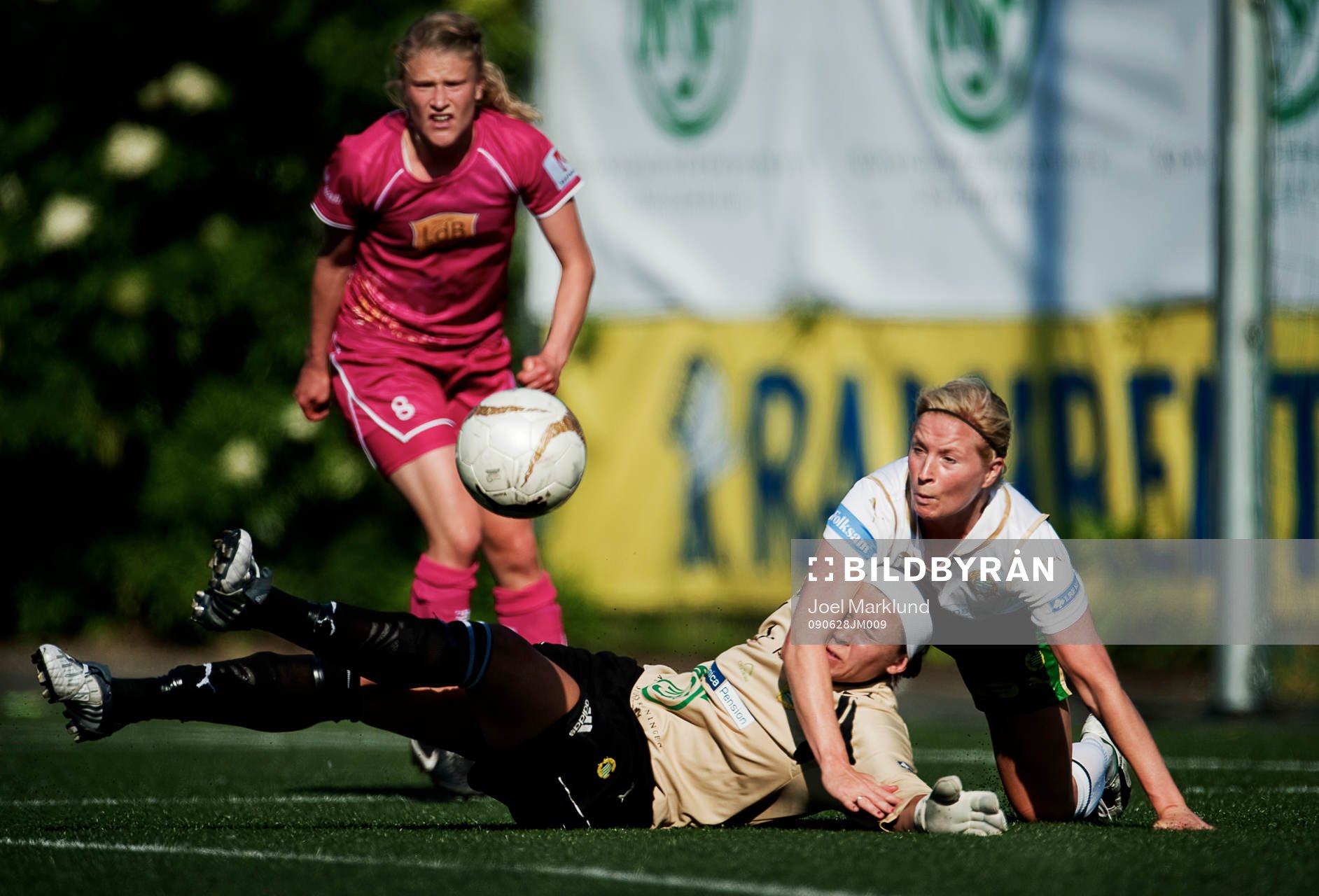 Minna Meriluoto, målvakt och Annica Svensson, Hammarby,