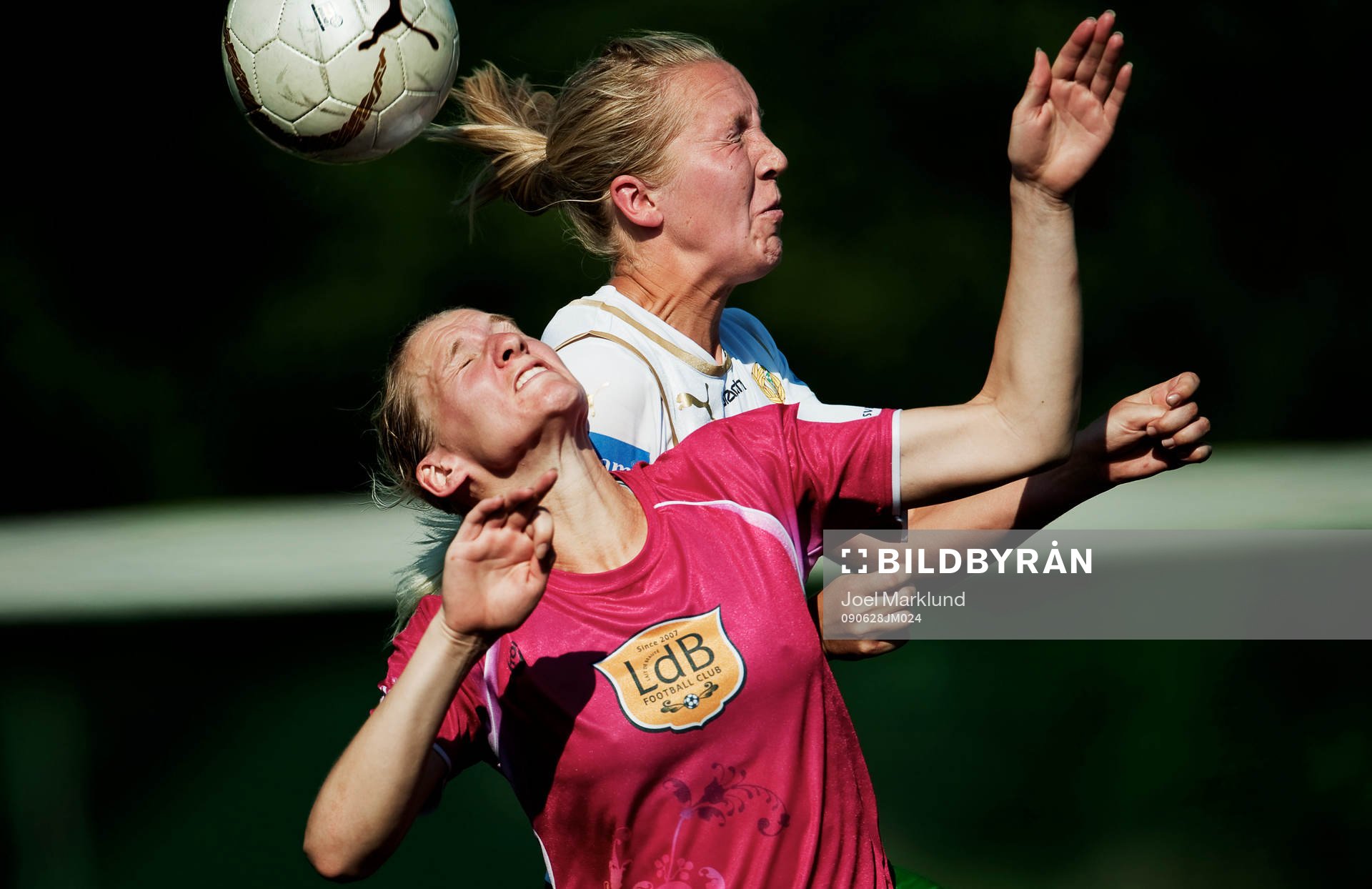  Maria Aronsson, Malmö och Karin Lissel, Hammarby, kämpar mot varandra i en luftduell.