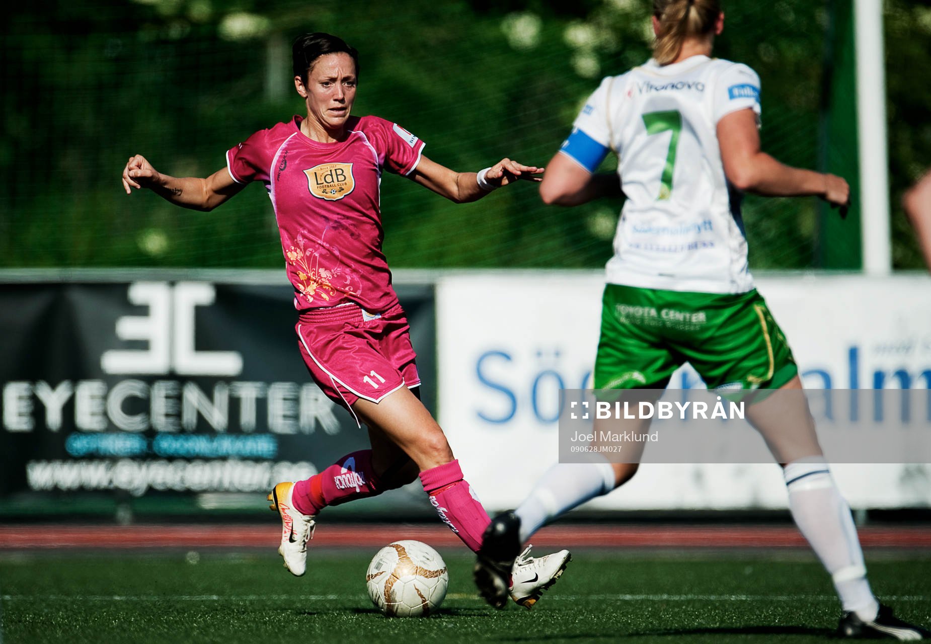Therese Sjögran, Malmö, dribblar sig fram