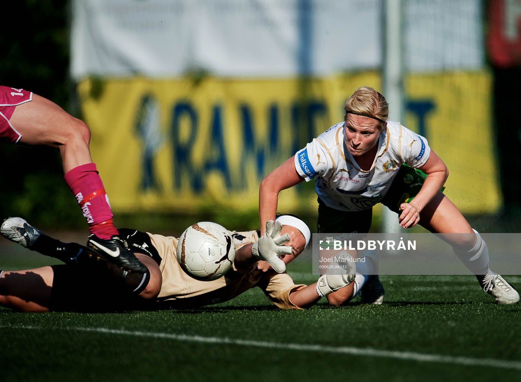 Minna Meriluoto, målvakt och Annica Svensson, Hammarby,