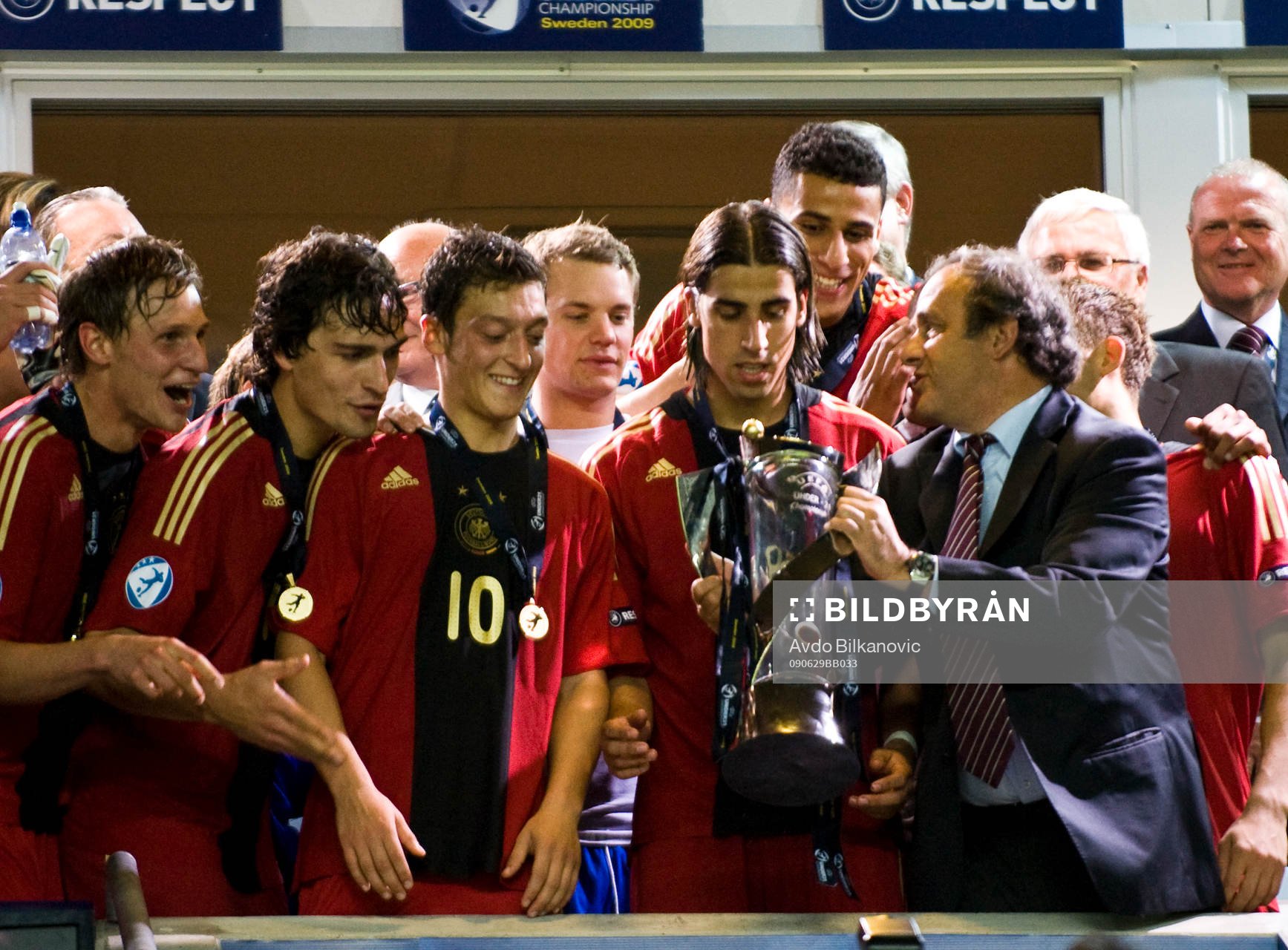 Michel Platini lämnar över pokalen till Tyskland.