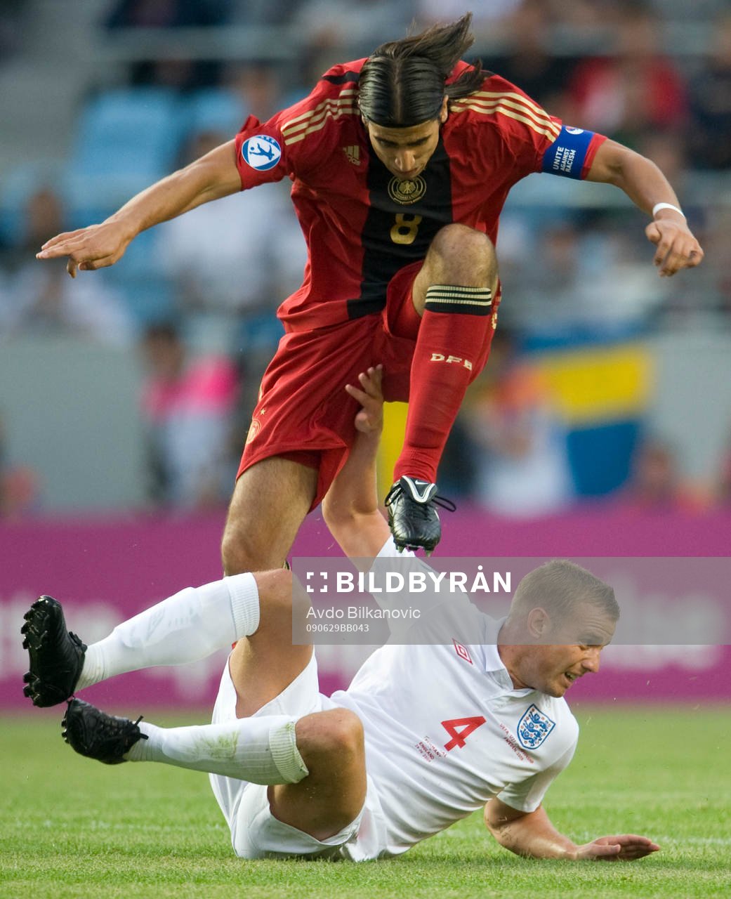 Sami Khedira, Tysakland,  kör över Lee Cattermole, England