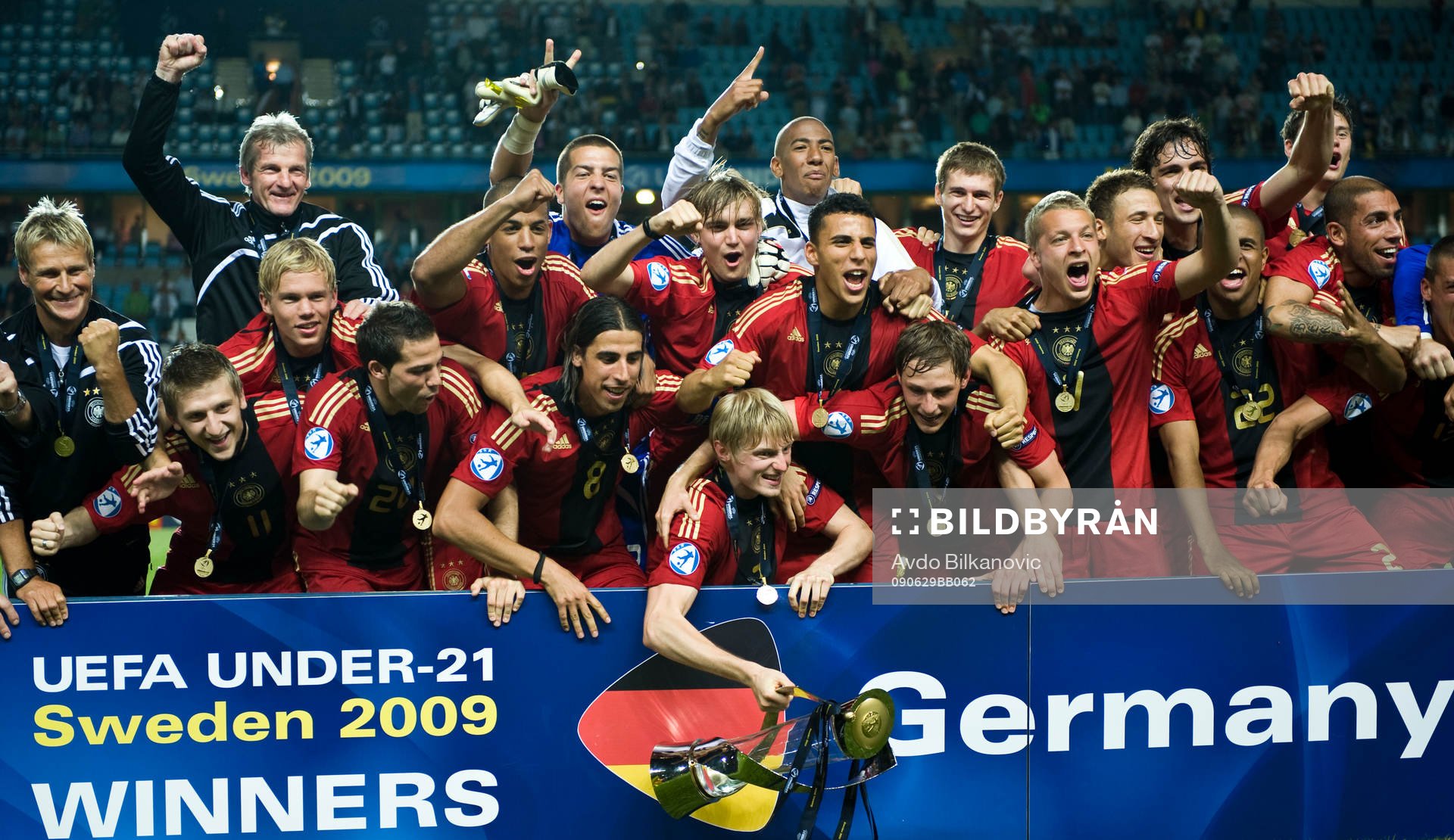 Tyskland, jubel, glädje. EM-guld, guld, pokal, lagbild