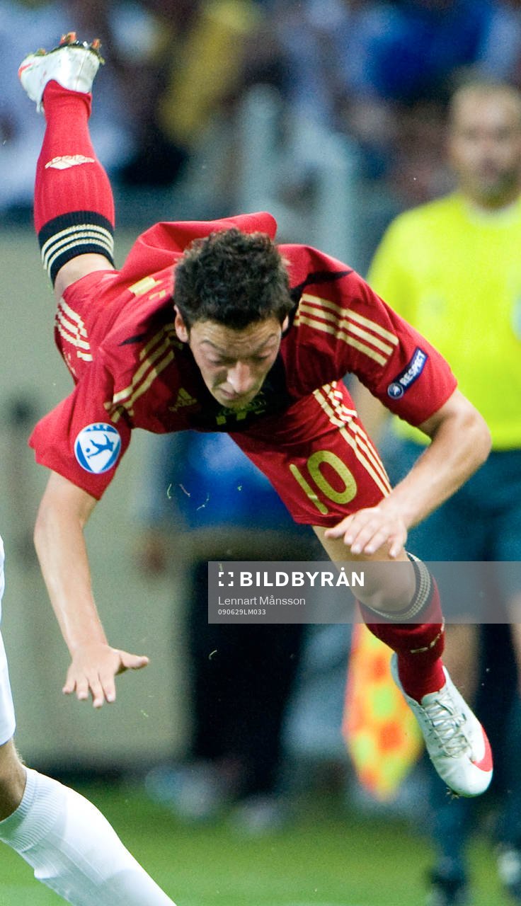 Mezit Özil flyger