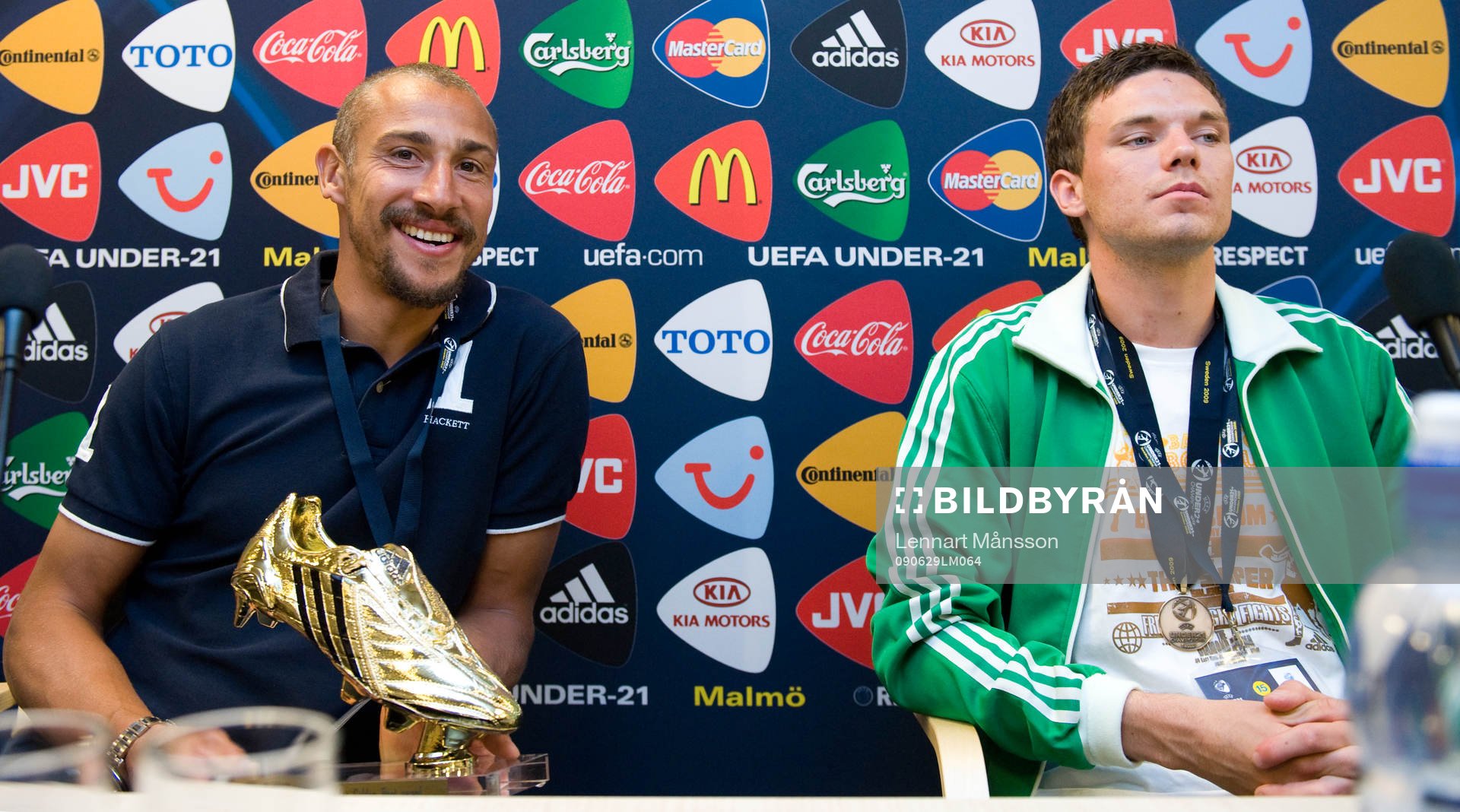 Ambassadören Henrik Larsson lämnar över priset som