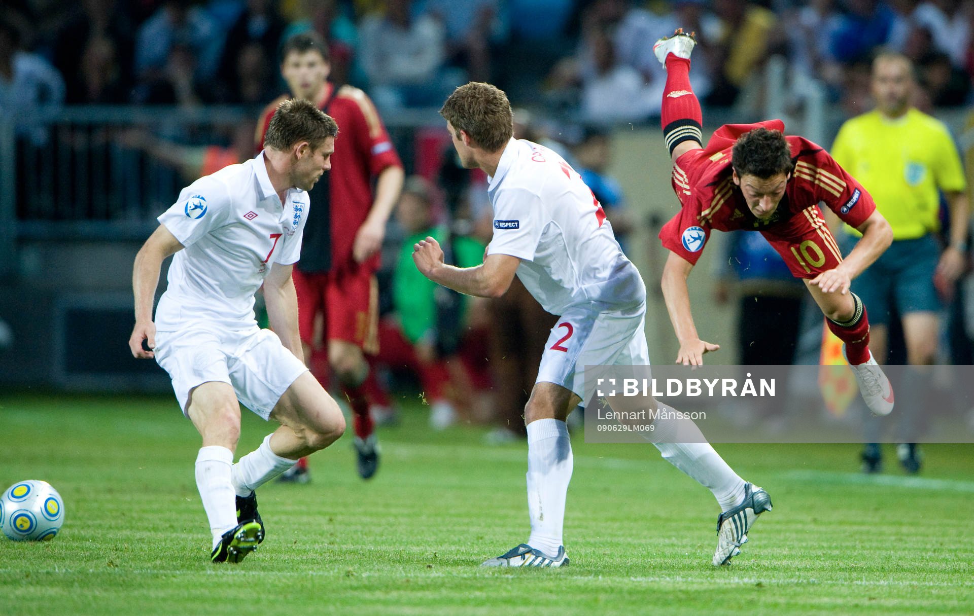Mezit Özil flyger