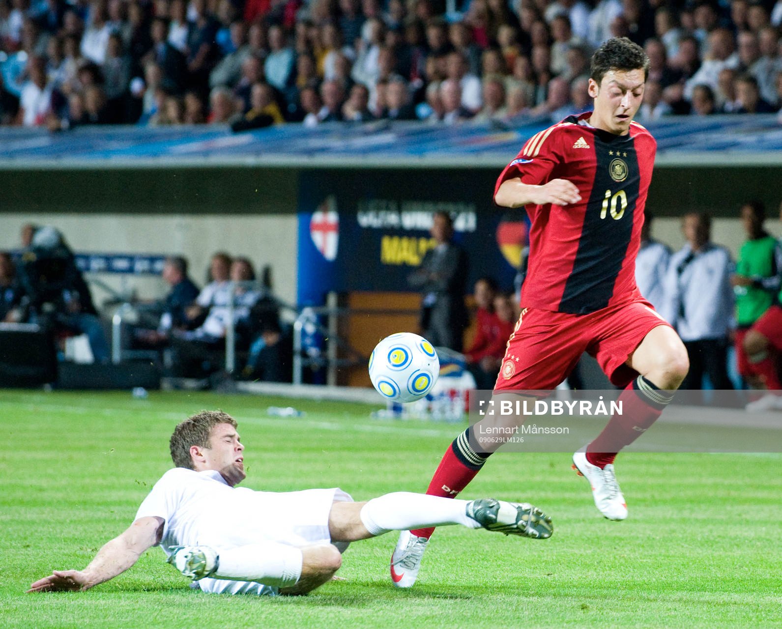Tysklands stora stjärna Mesut Özil flyger över Martin