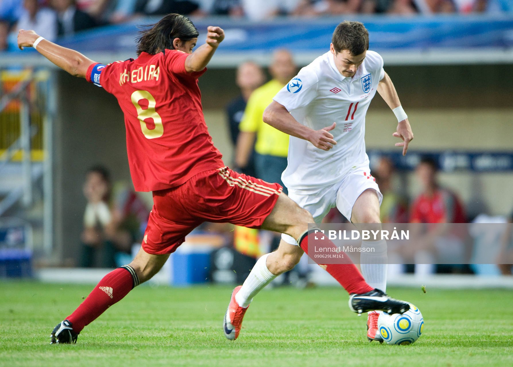 Adam Johnson flyter förbi Sami Khedira