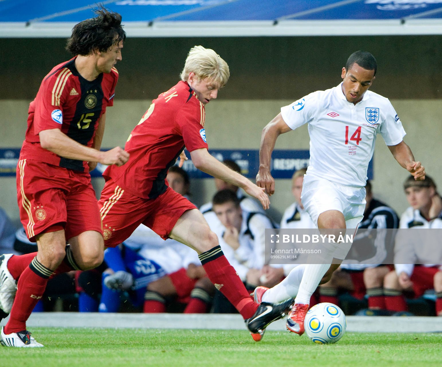 Theo Walcott jagas av Andreas Beck