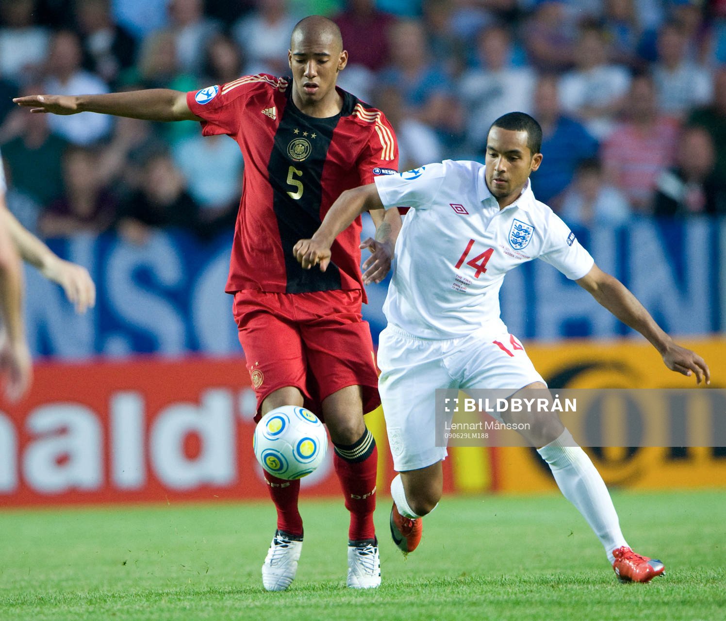 Jerome Boateng mot Theo Walcott