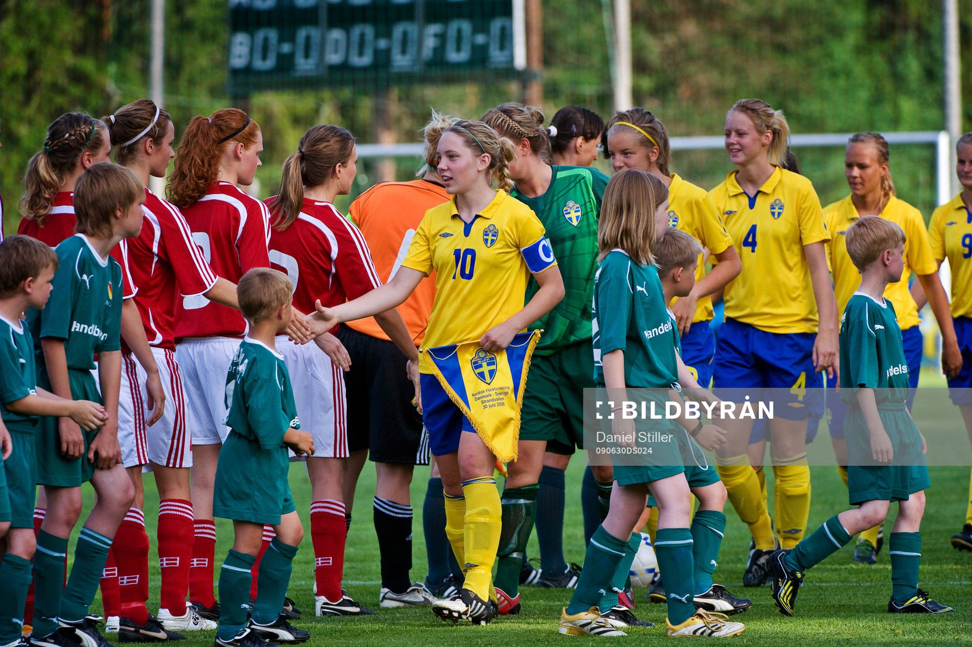 Elin Rubensson hälsar på danska spelare