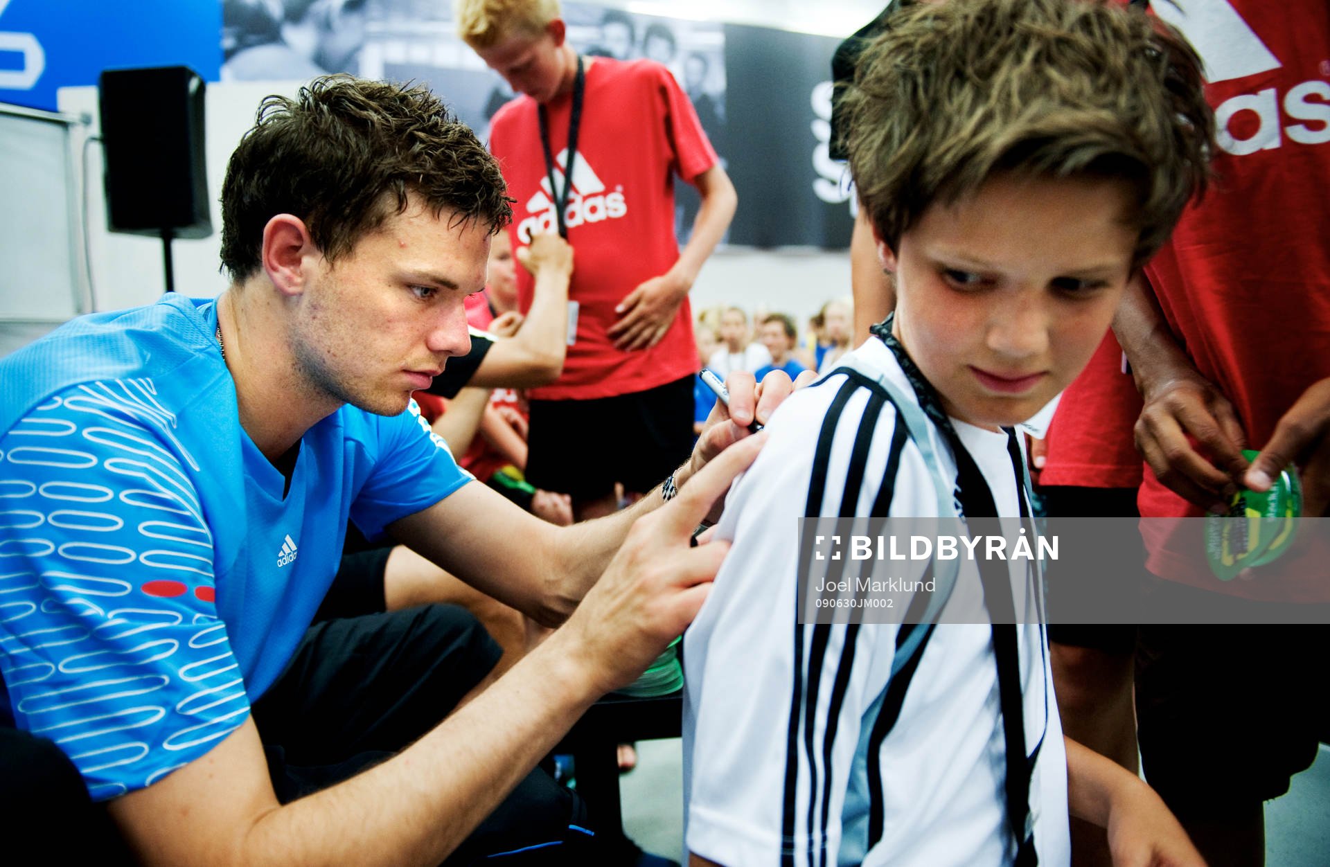 Marcus Berg skriver autografer