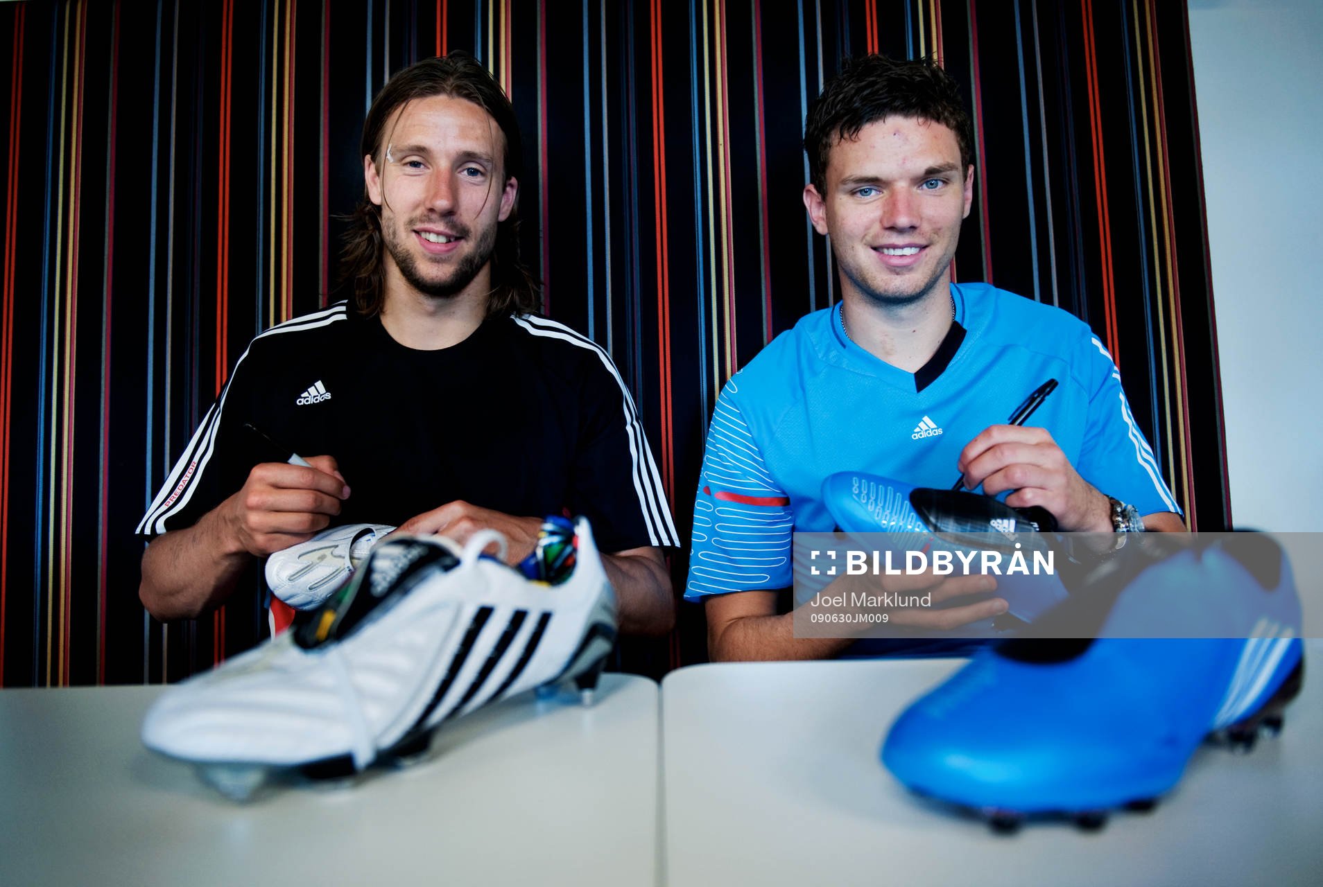 Mattias Bjärsmyr och Marcus Berg signerar fotbollsskor