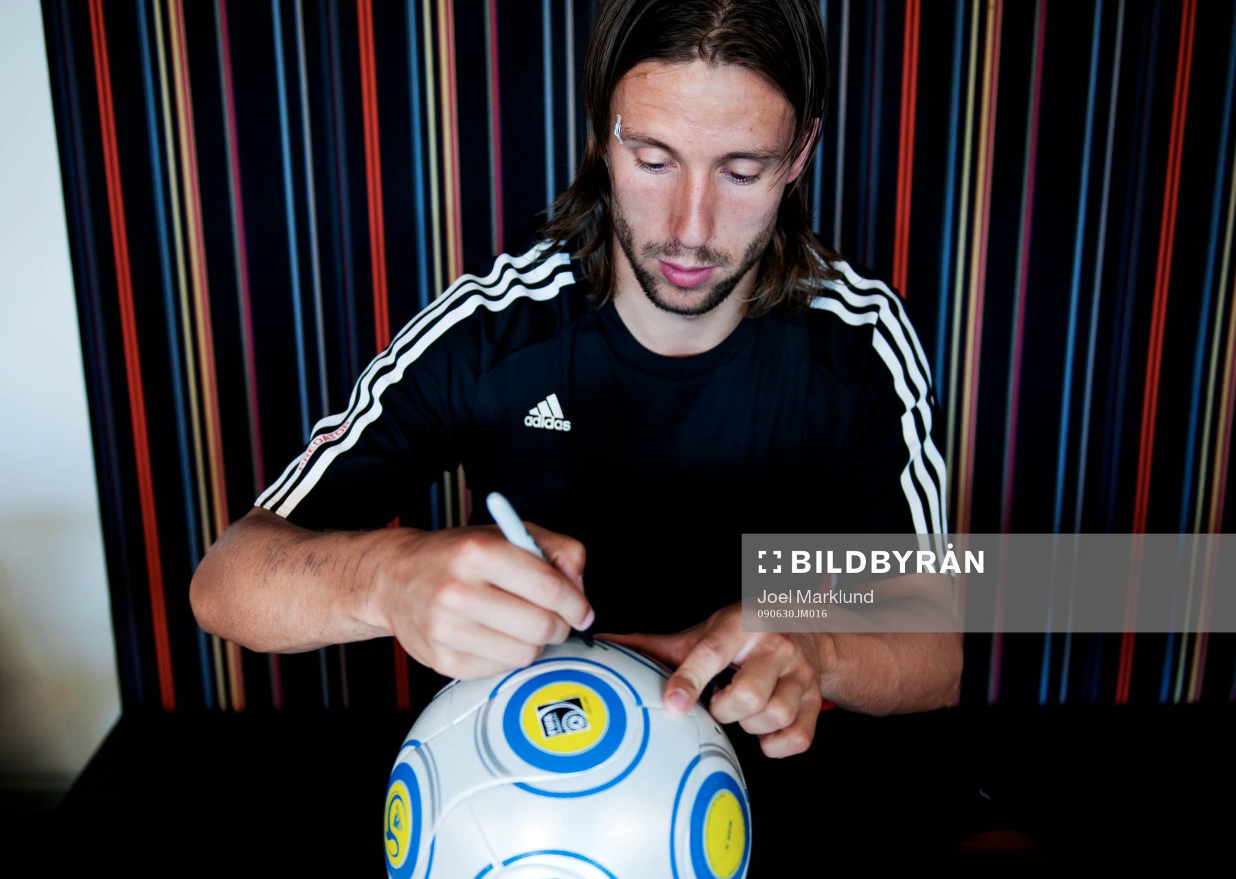 Mattias Bjärsmyr signerar fotbollar