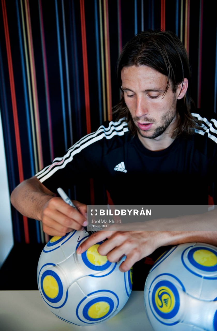 Mattias Bjärsmyr signerar fotbollar
