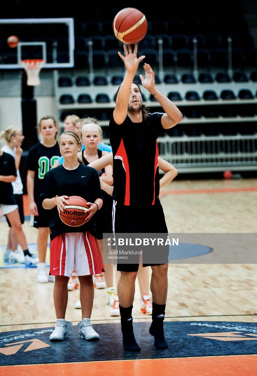 Mattias Bjärsmyr spelar basket