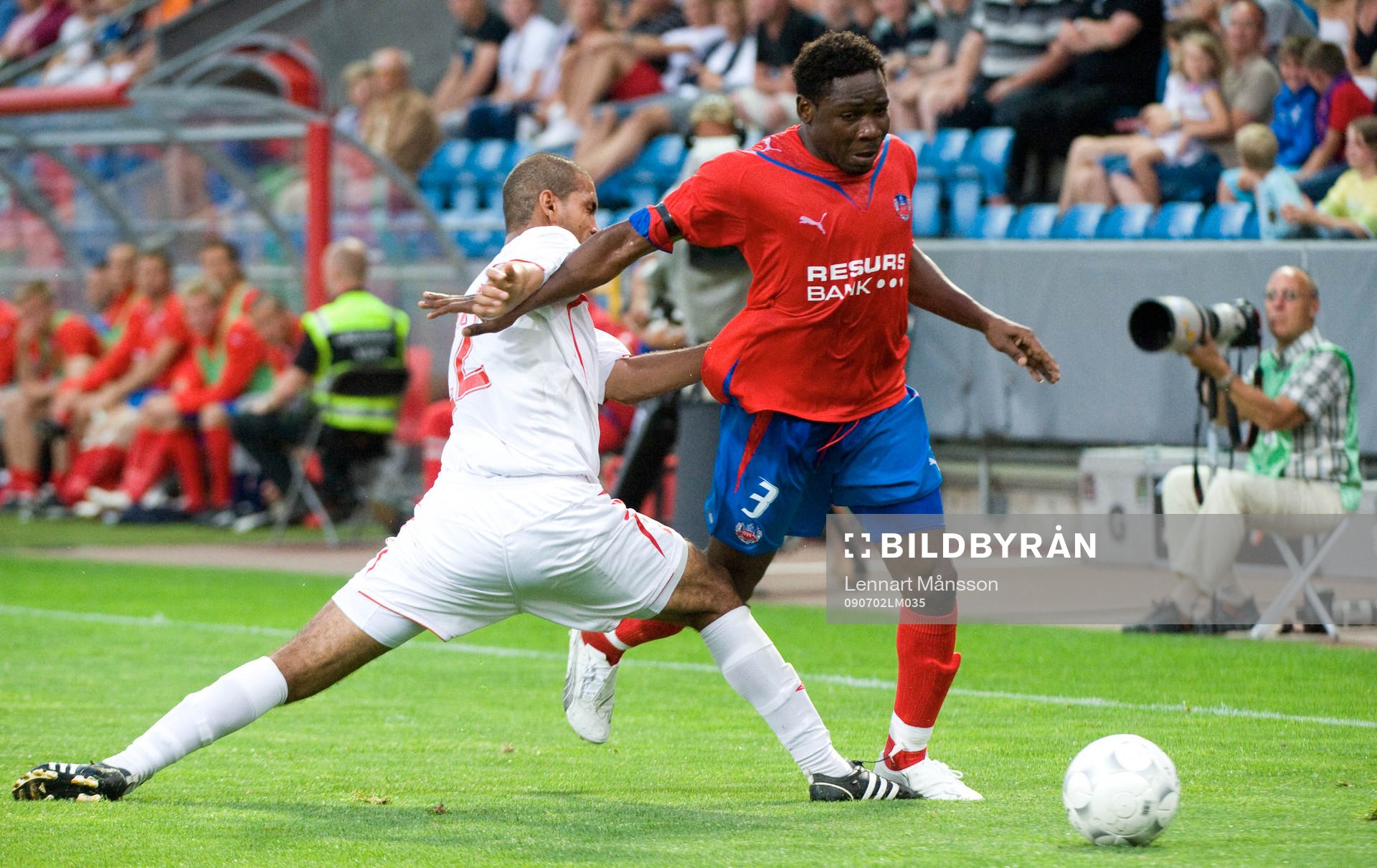 Adama Tamboura går förbi Alex Hendrique Da Silva