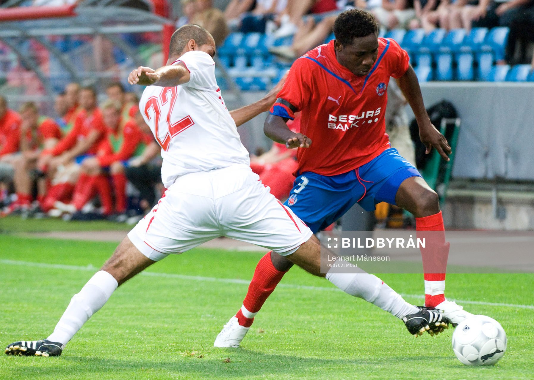 Adama Tamboura går förbi Alex Hendrique Da Silva