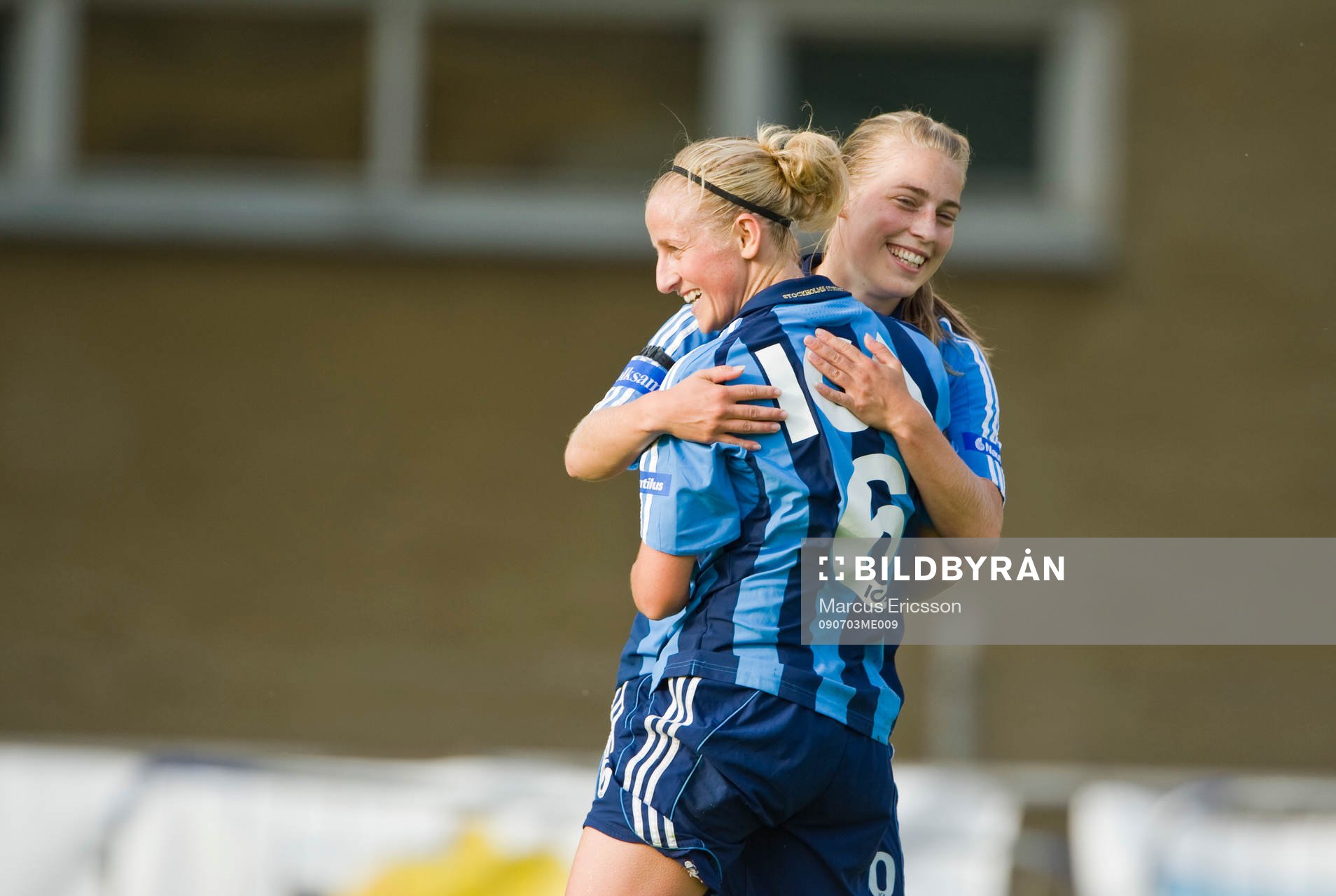  Marijke Callebaut och Linda Sällström, Djurgården kramas om efter 2-0. Jubel, glädje.