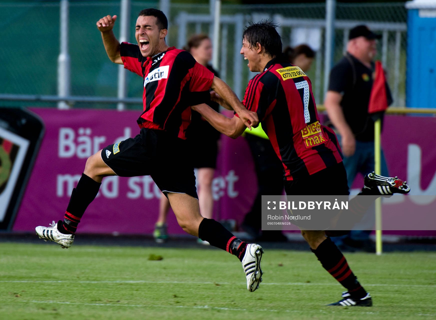  Dalil Benyahia, Brommapojkarna jubel med Gabriel Petrovic efter 1-0