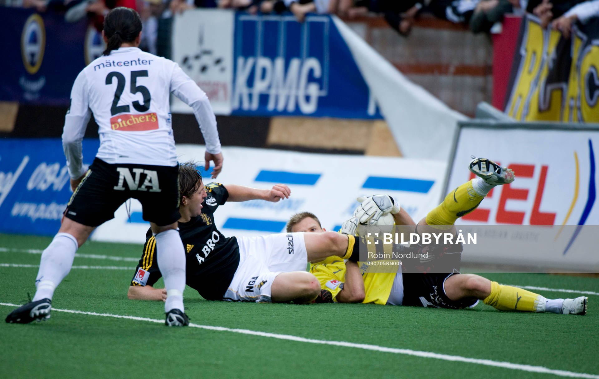 Nils-Eric Johansson, AIK glider med dobbarna mot målvakt