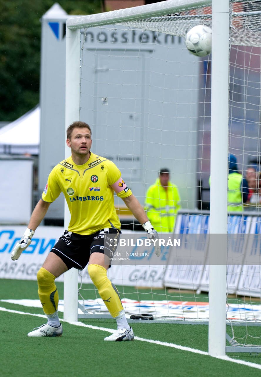 John Alvbåge, Målvakt Örebro ser bollen träffa stolpen
