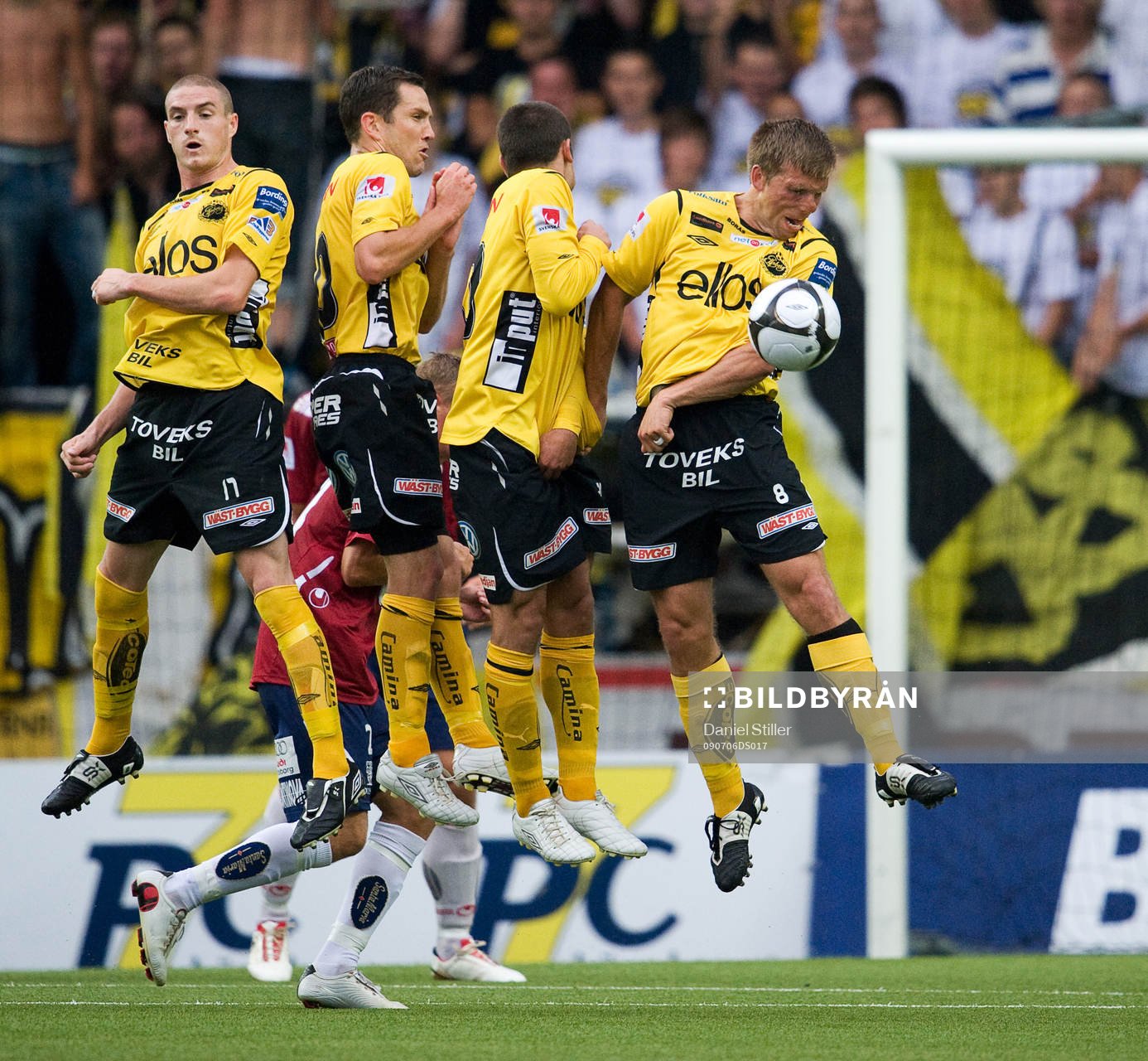 Anders Svensson, Elfsborg, får en boll i ansiktet