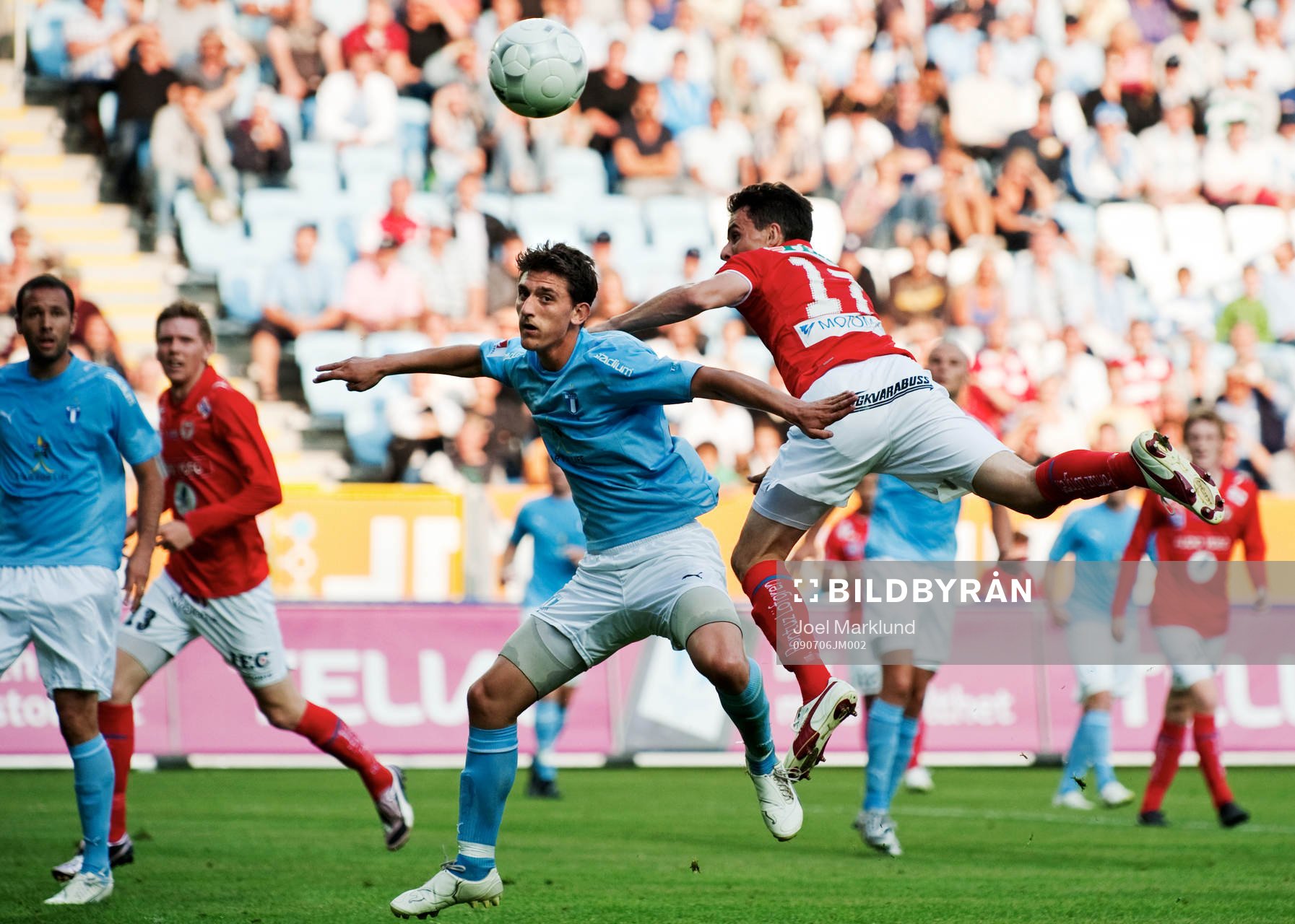 Agon Mehmeti, Malmö FF, vinner en nickduell mot Daniel