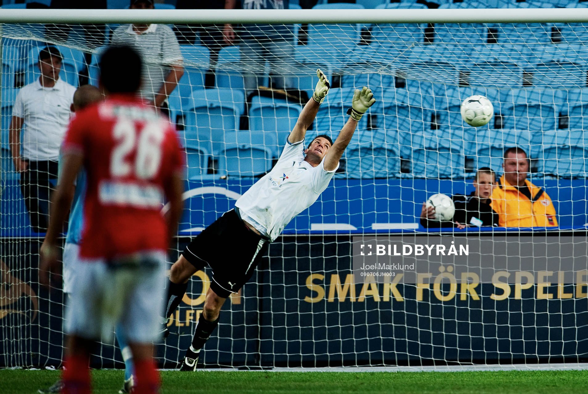 Jonas Sandqvist, målvakt, Malmö FF, släpper in 1-2-målet
