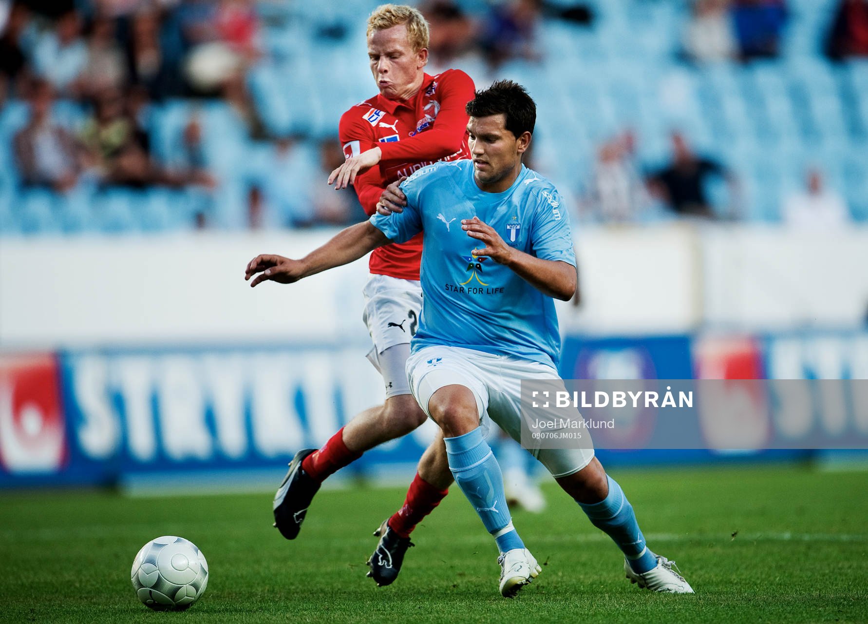 Tobias Eriksson, Kalmar, i kamp om bollen med Labinot
