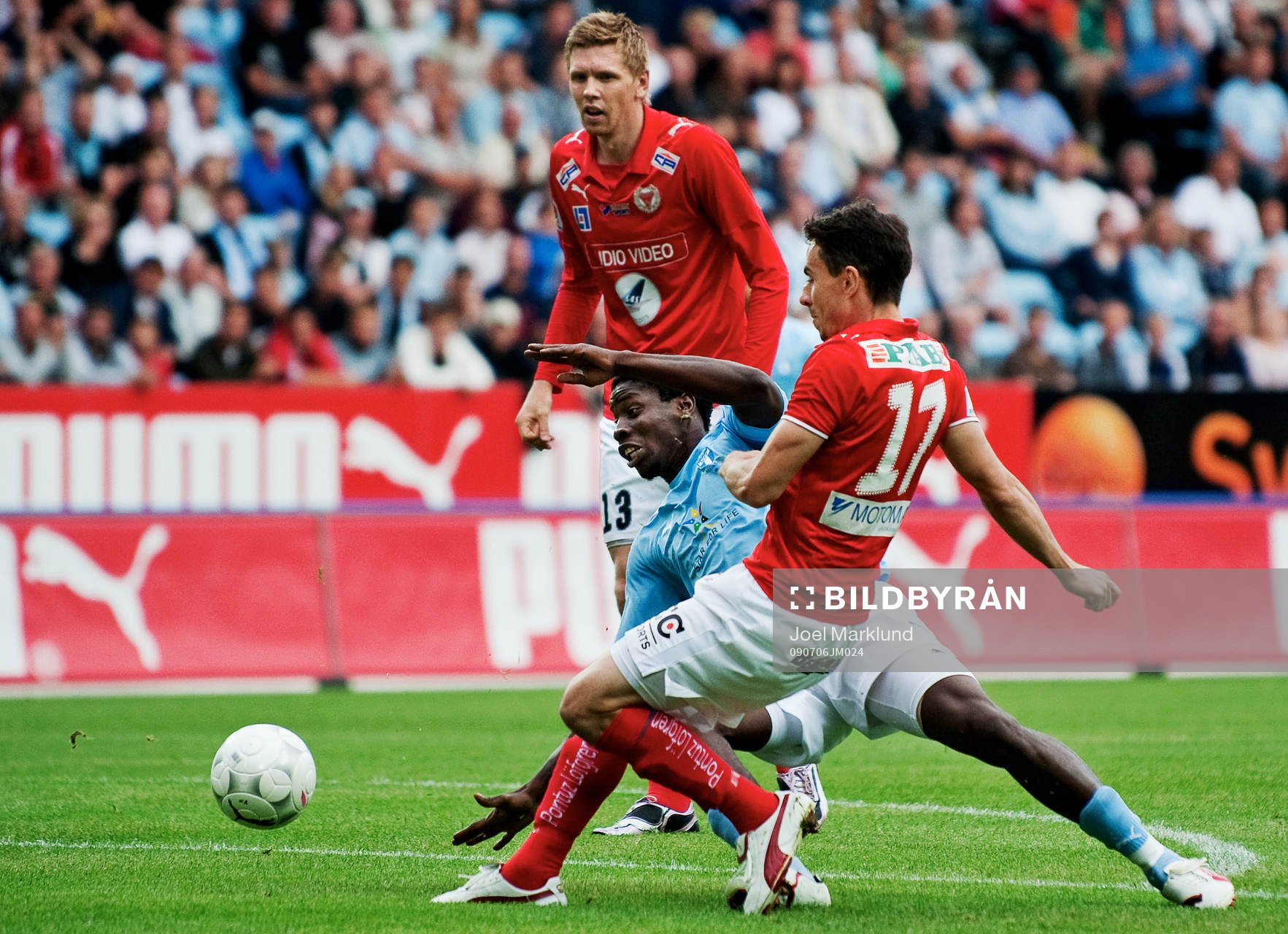 Daniel Mendes, Kalmar, skjuter ett skott förbi Jimmy