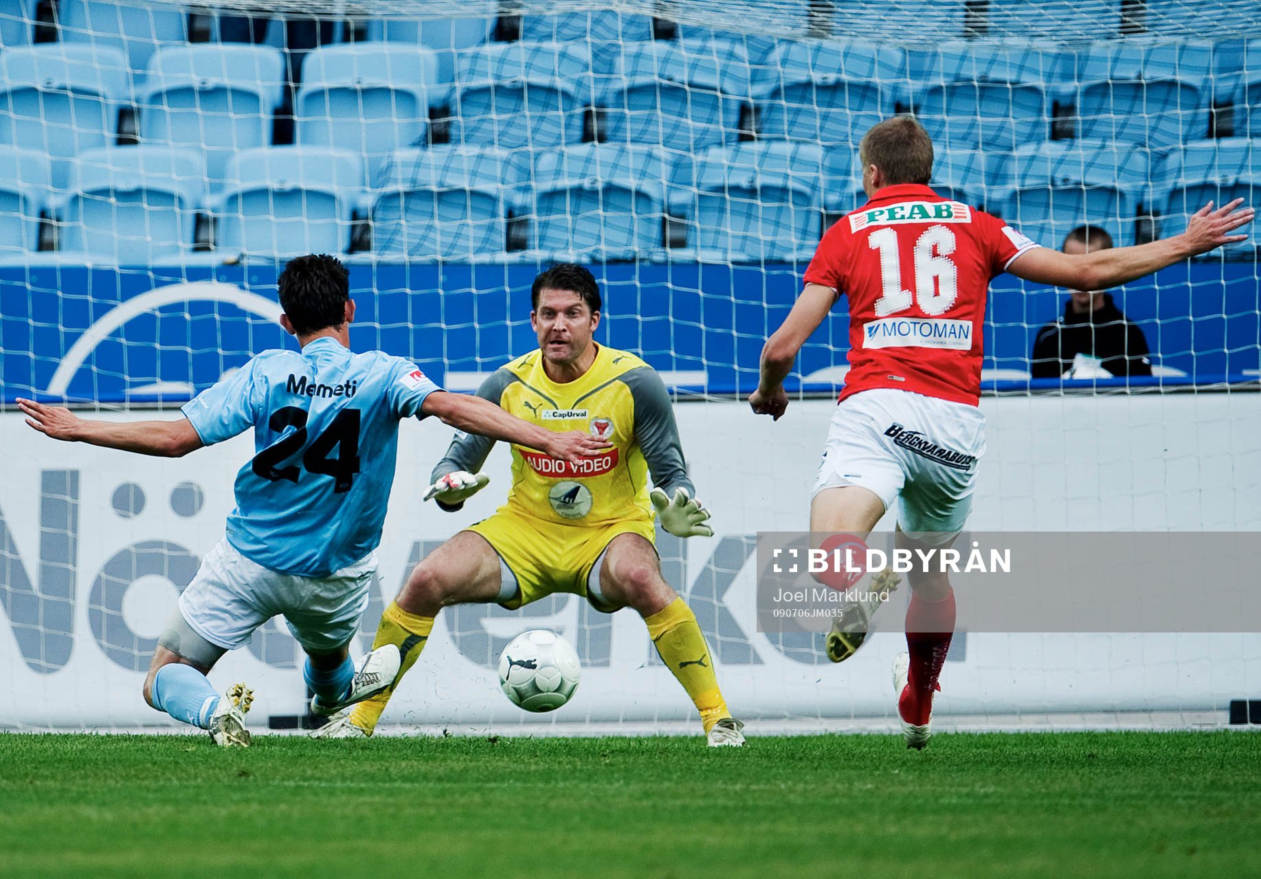 Agon Mehmeti, Malmö FF, är nära att göra mål på